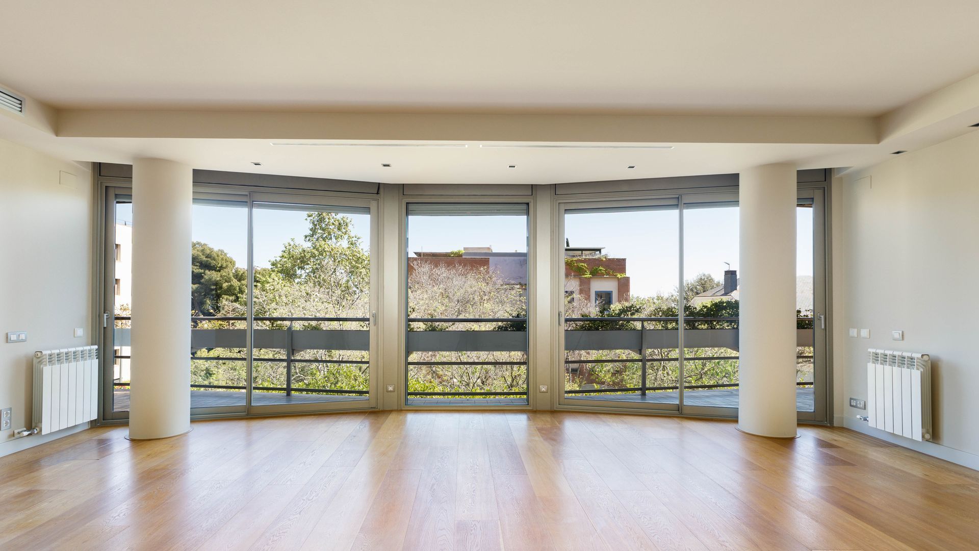 Fotografía inmobiliaria de salón con acceso al balcón en Barcelona