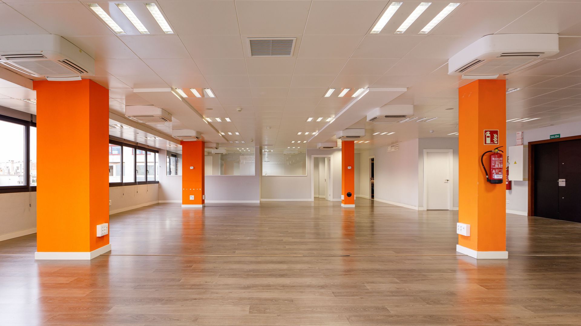 Fotografía inmobiliaria de oficina diáfana en Barcelona