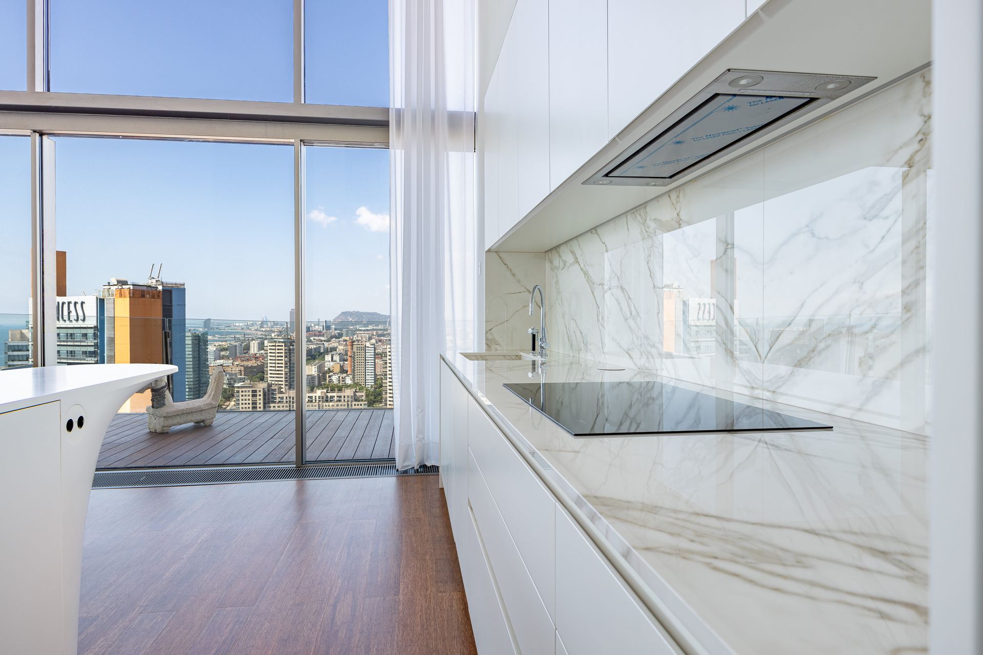 Fotografía inmobiliaria de interior moderno con vistas a Barcelona