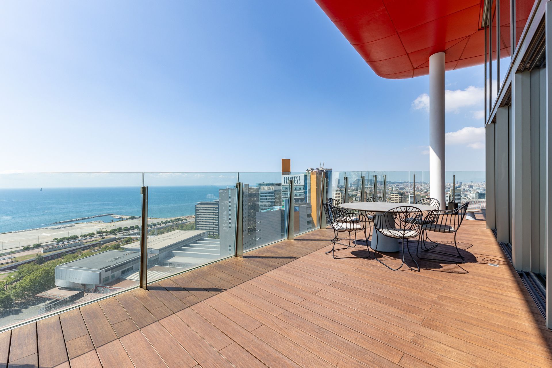 Ático de lujo con terraza panorámica y vistas al mar