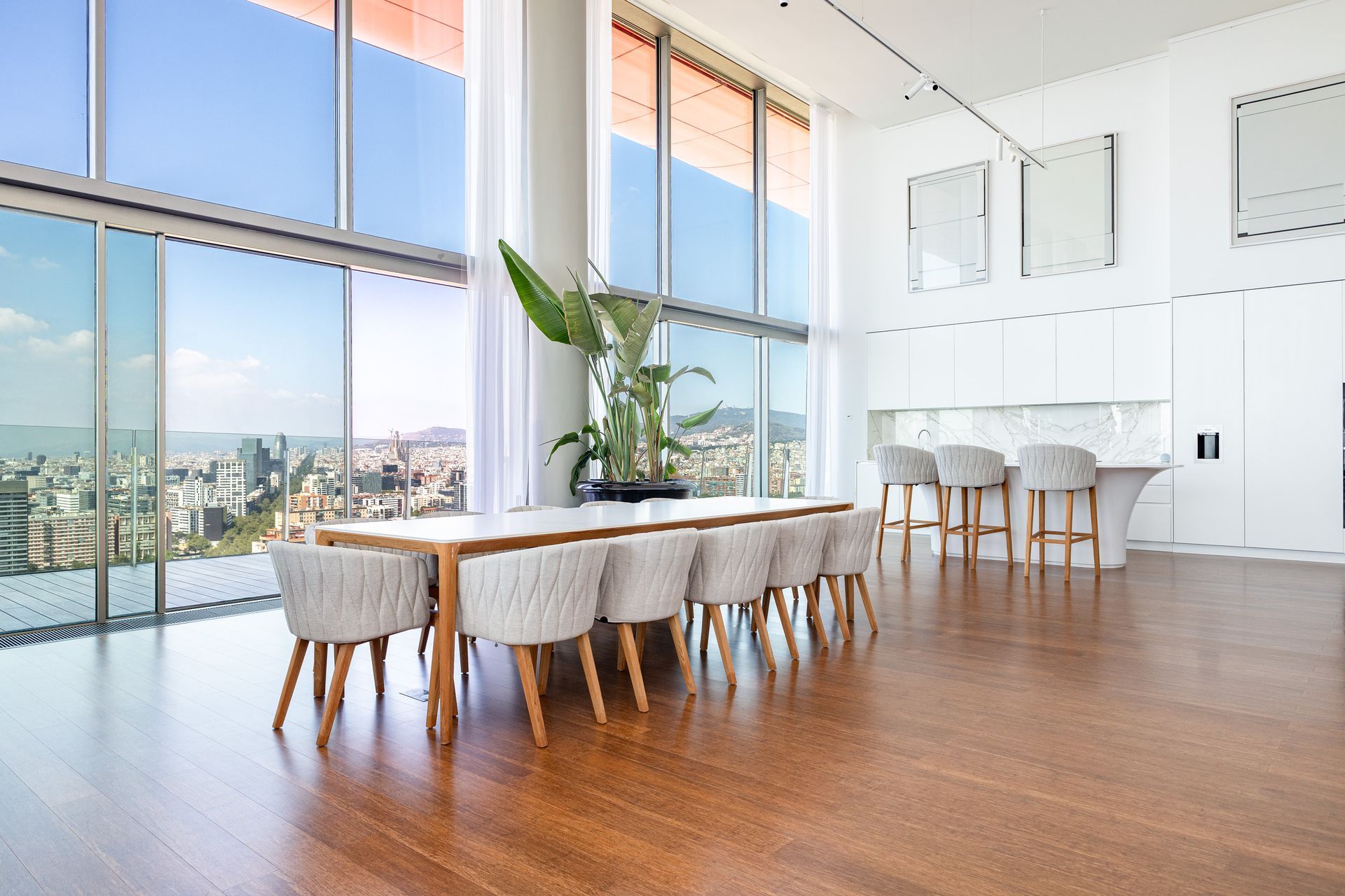 Fotografía inmobiliaria de comedor con vistas panorámicas en Barcelona