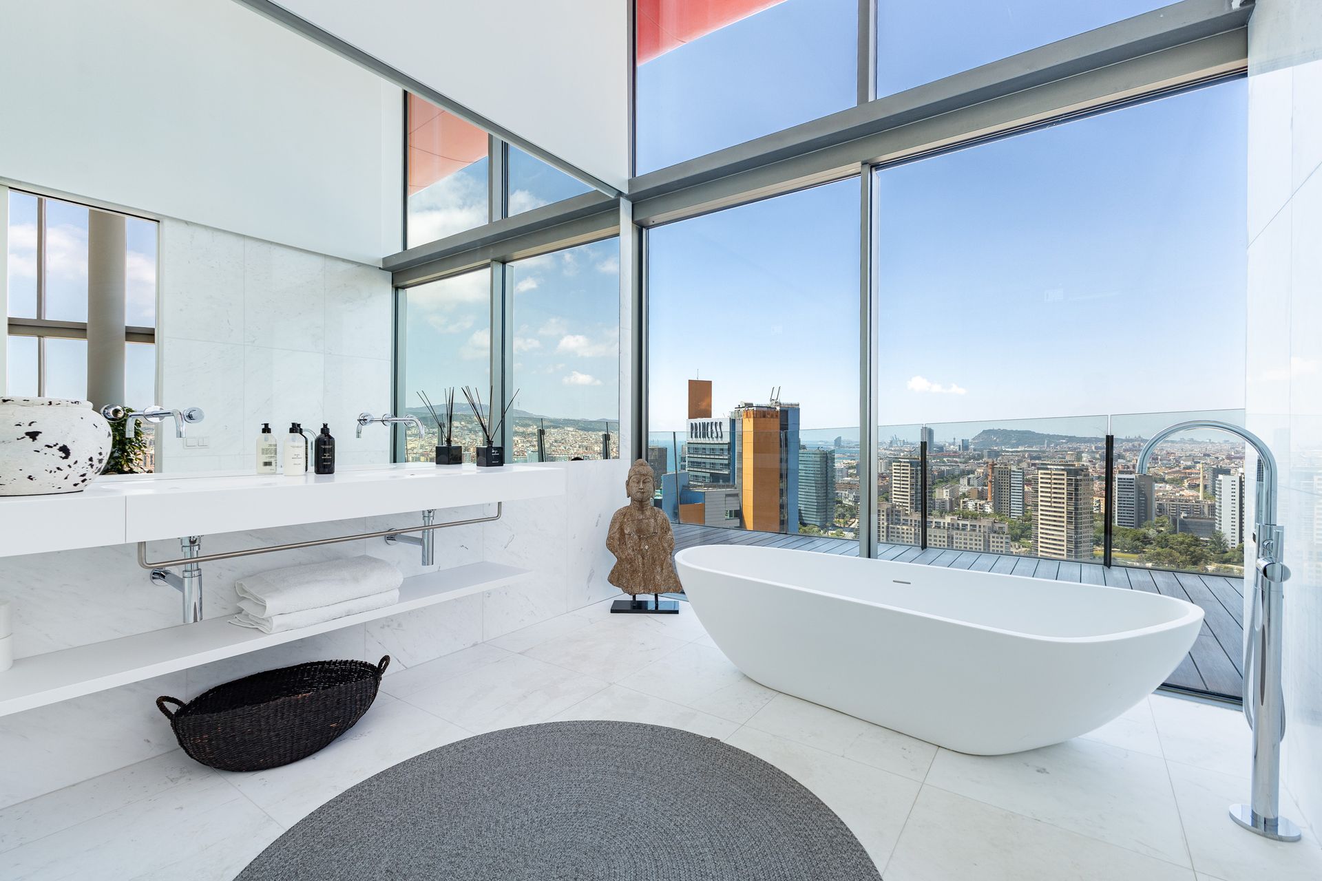 Baño de lujo con bañera exenta y vistas a la ciudad