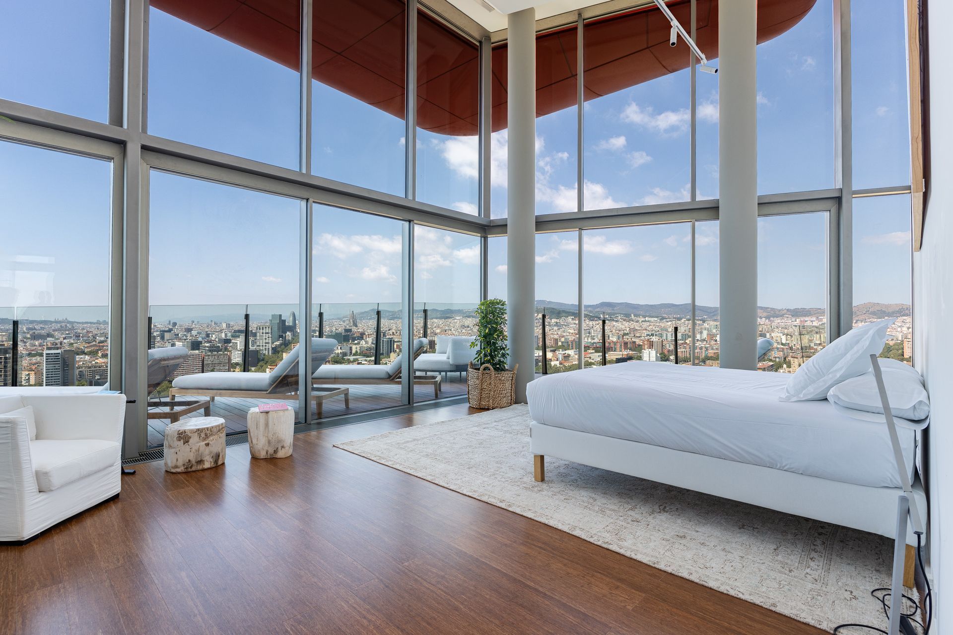 Salón de diseño con vistas panorámicas a Barcelona