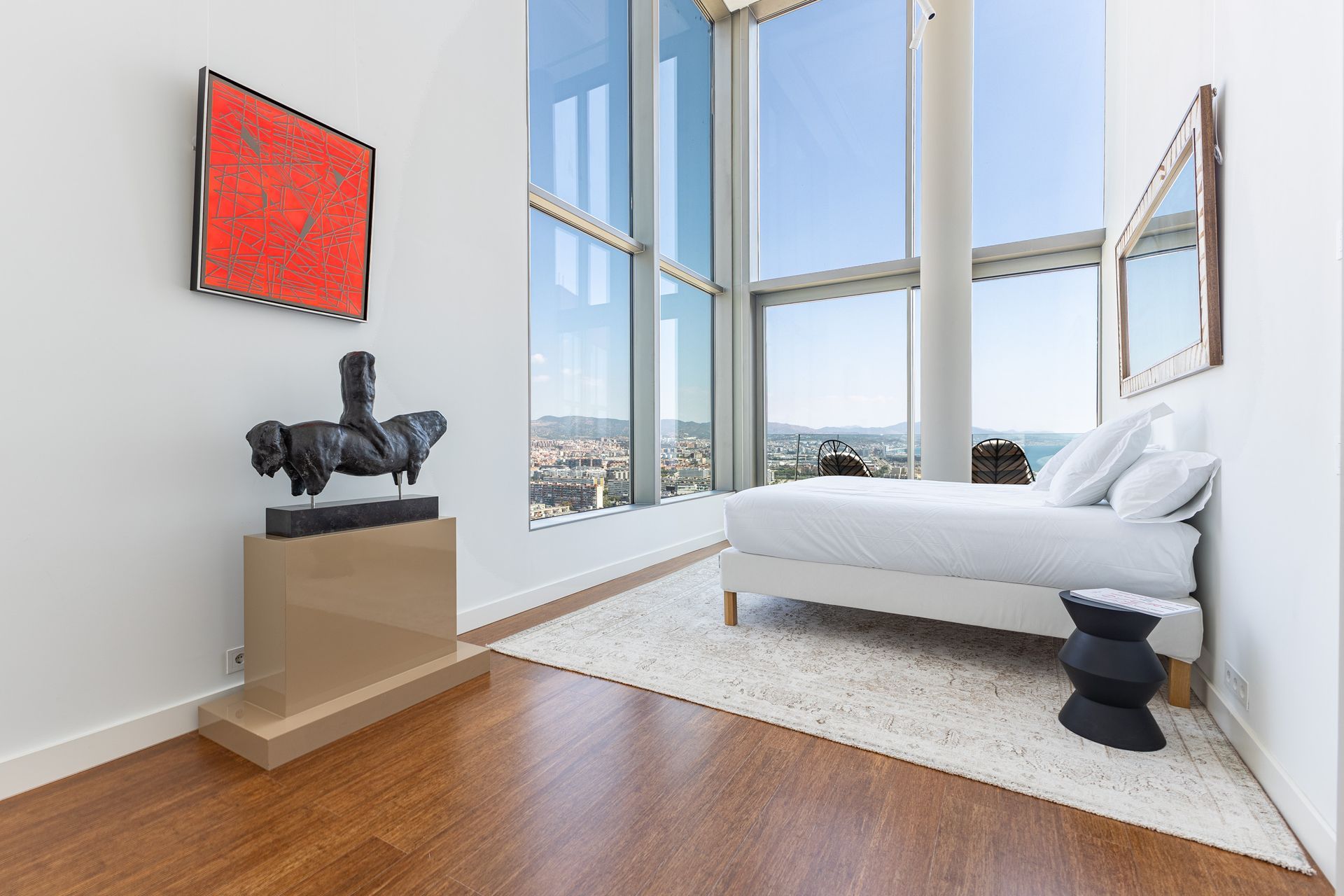Fotografía inmobiliaria de dormitorio principal con vistas panorámicas en Barcelona