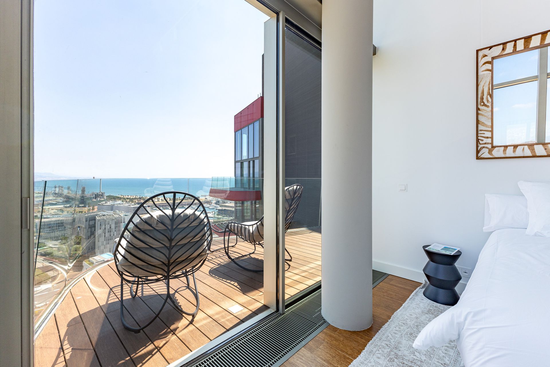 Terraza privada de ático con vistas al mar y la ciudad