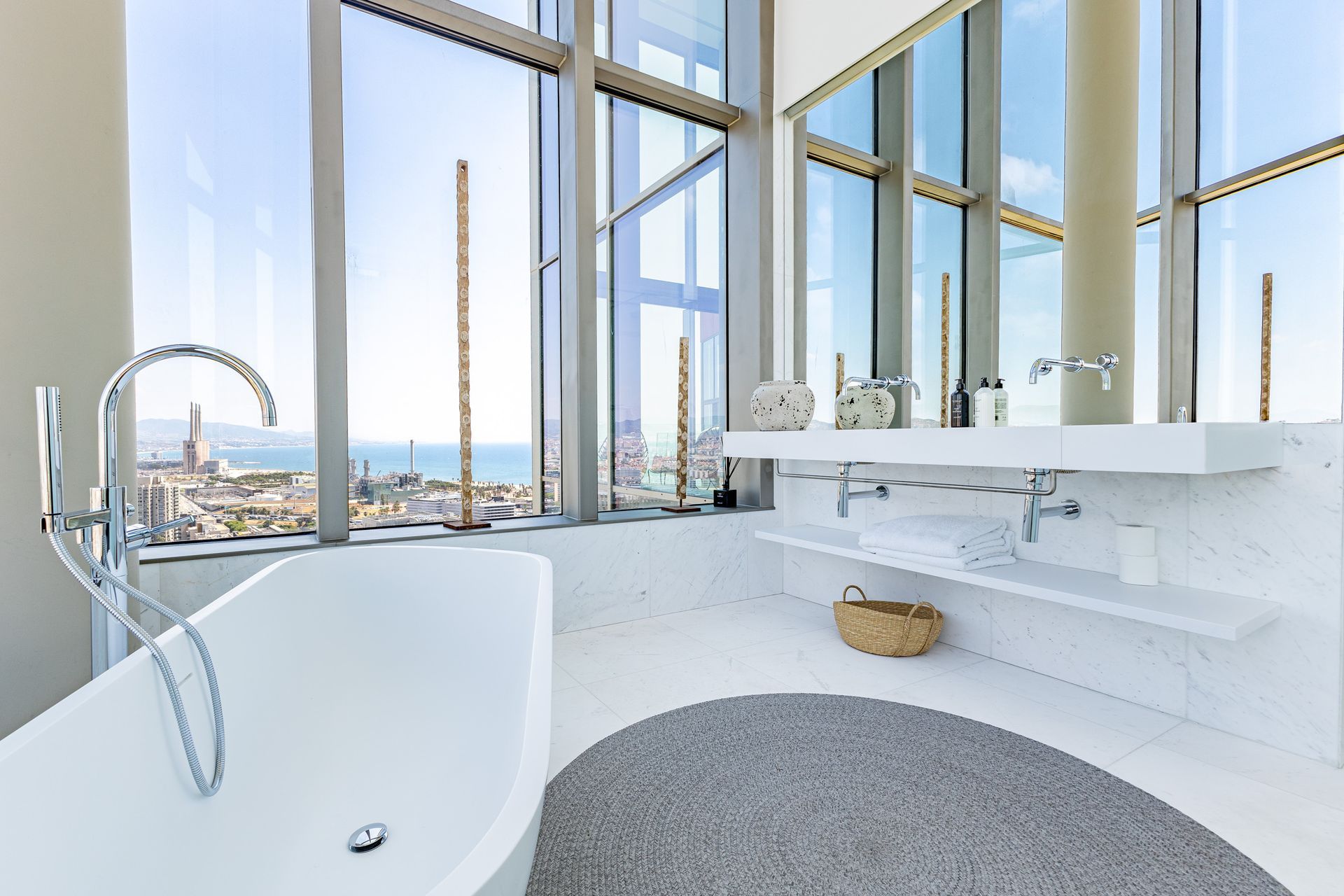 Baño moderno con acabados de alta gama