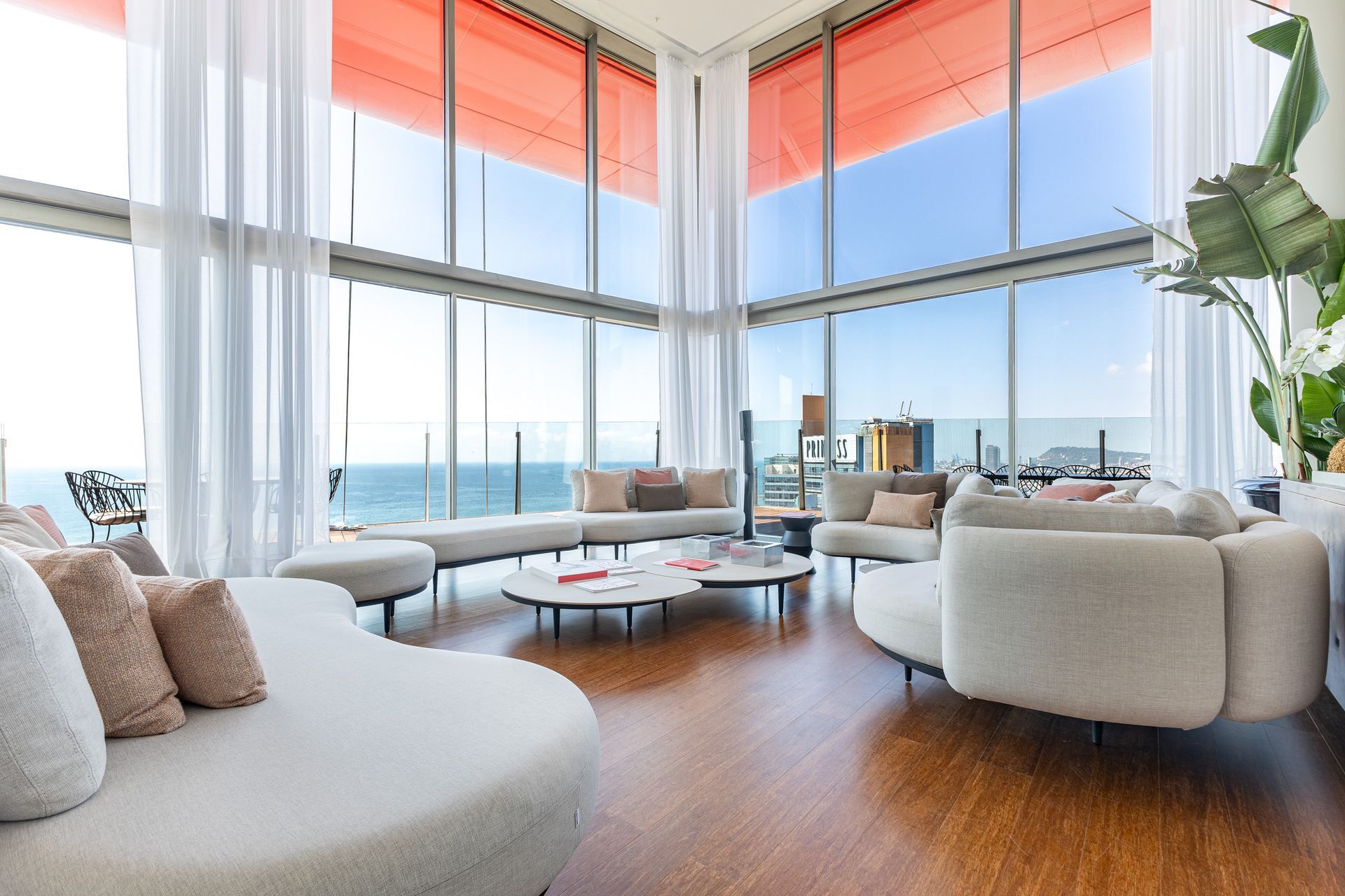 Salón moderno en ático con vistas al mar y la ciudad