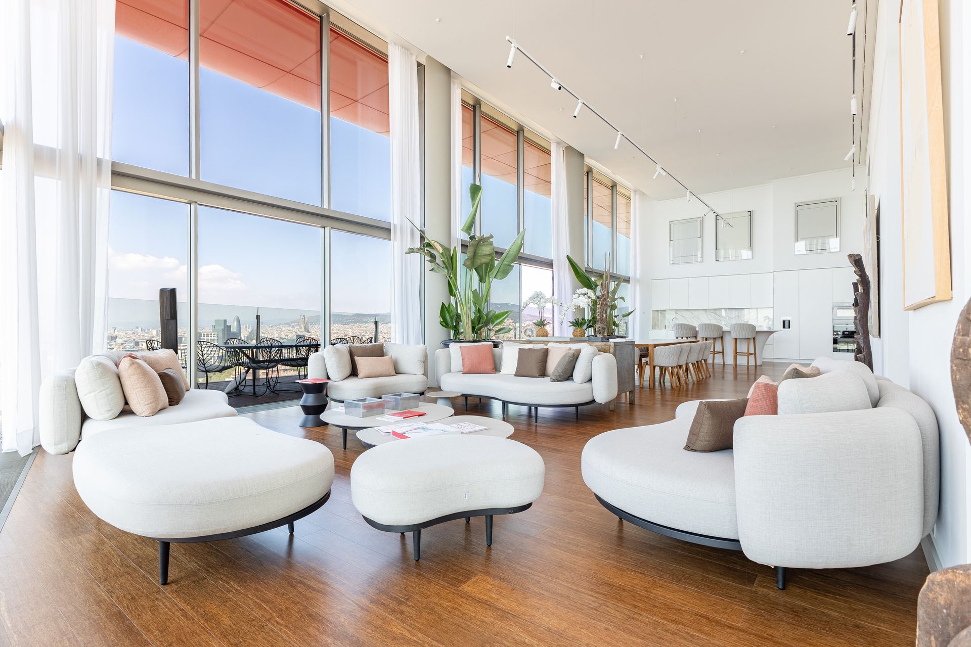 Salón de lujo con grandes ventanales y vistas panorámicas
