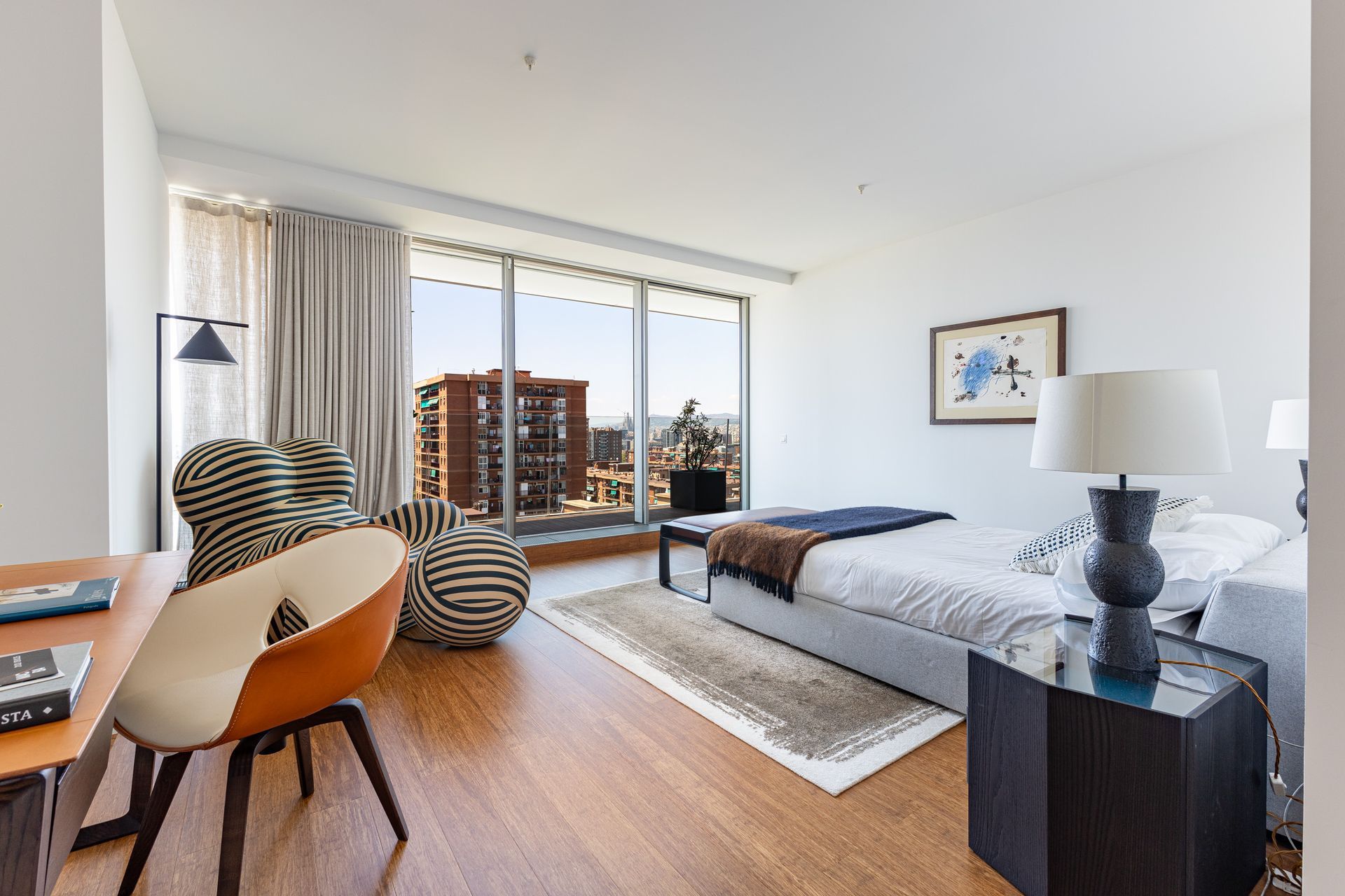 Fotografía inmobiliaria de salón moderno con grandes ventanales