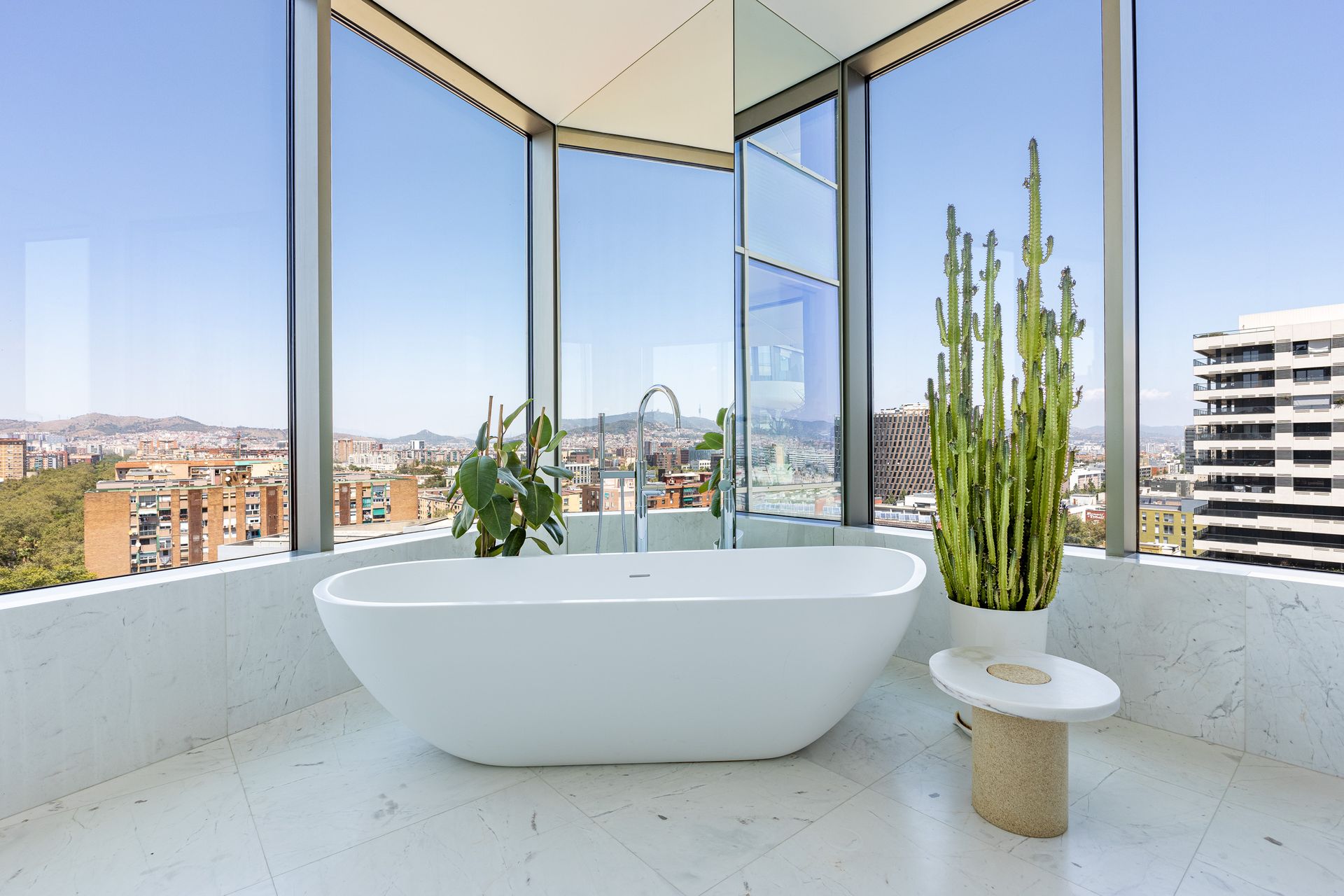 Baño de lujo con bañera exenta y vistas panorámicas