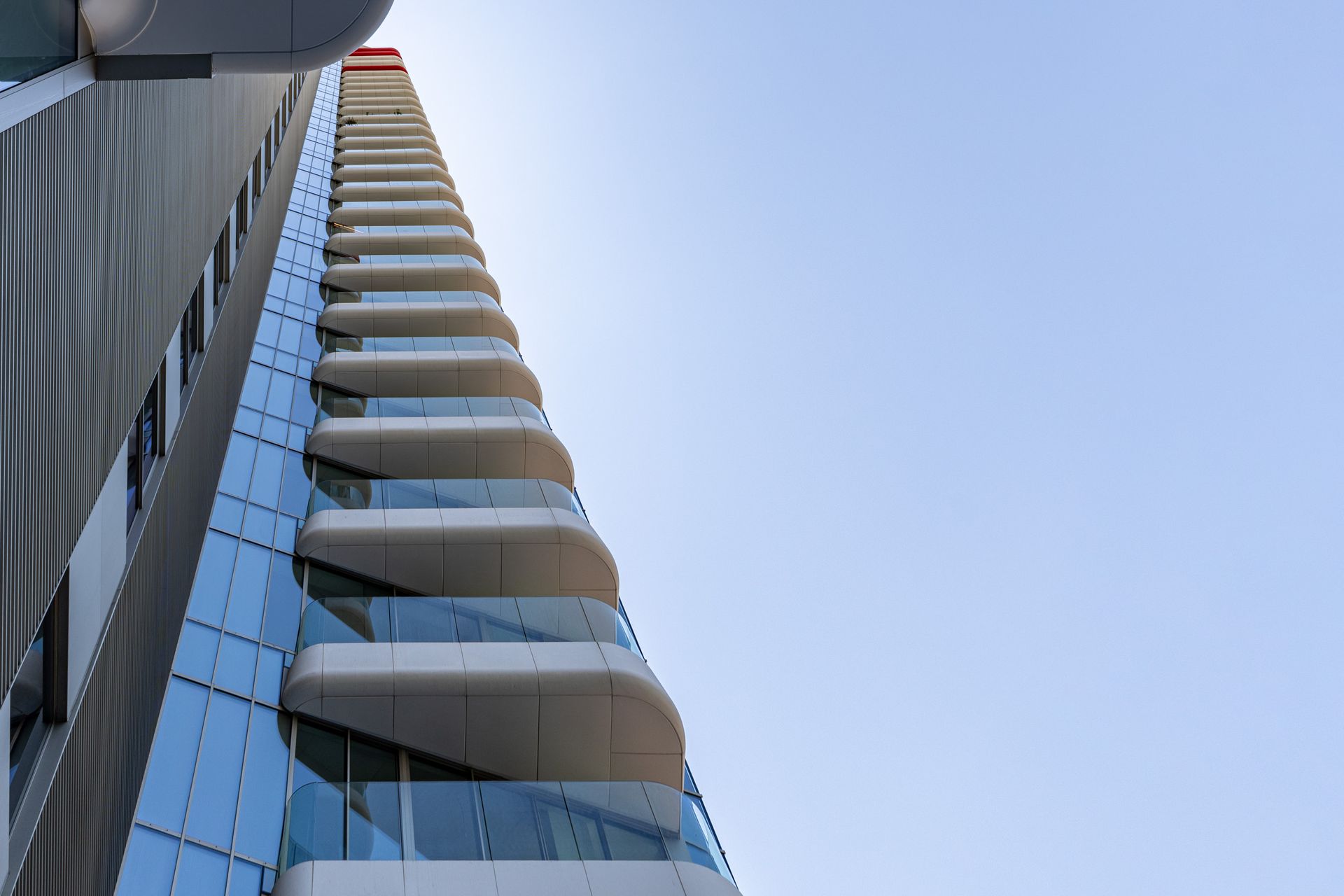 Fotografía arquitectónica de fachada moderna en Barcelona