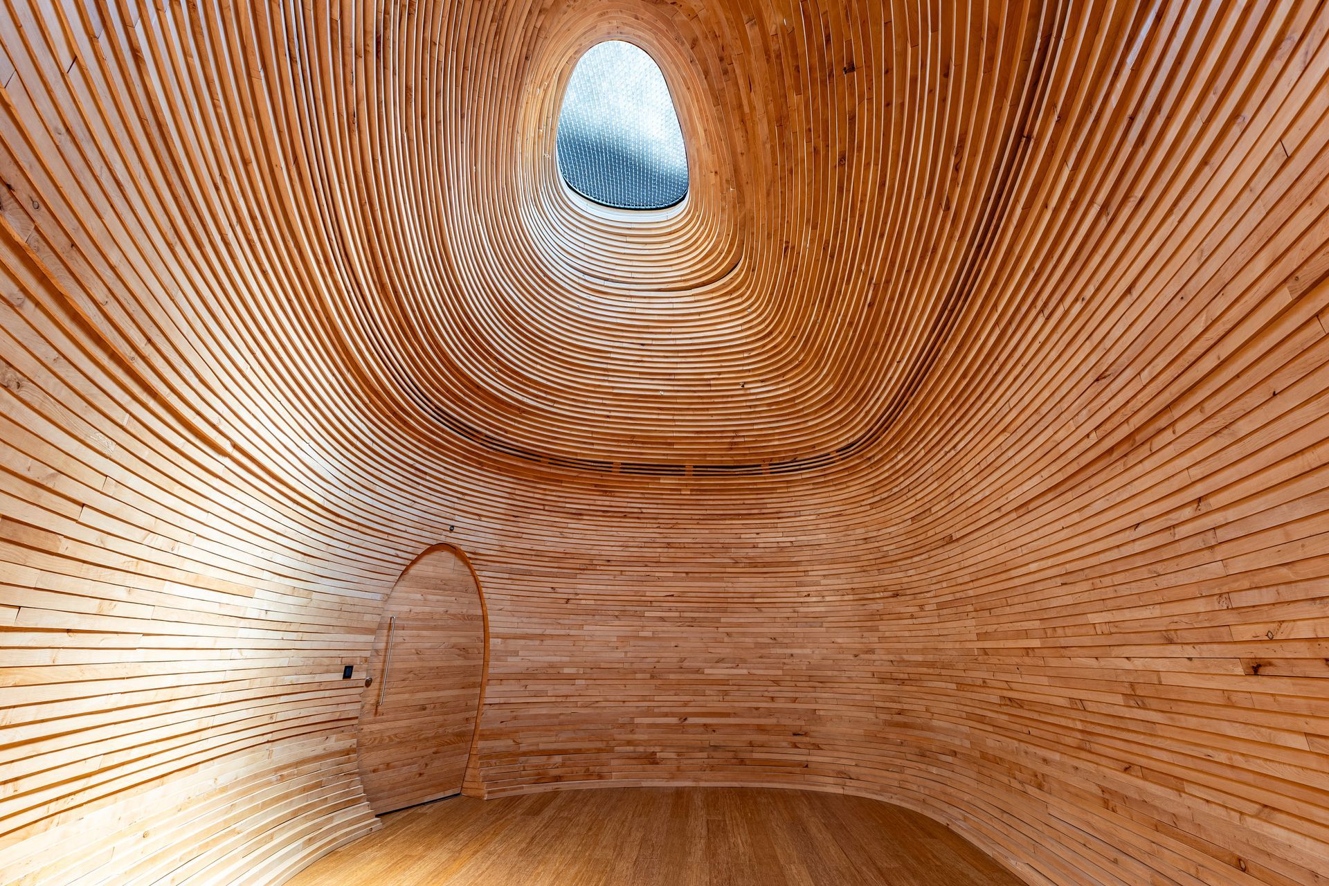 Fotografía inmobiliaria de espacio de bienestar con revestimiento de madera