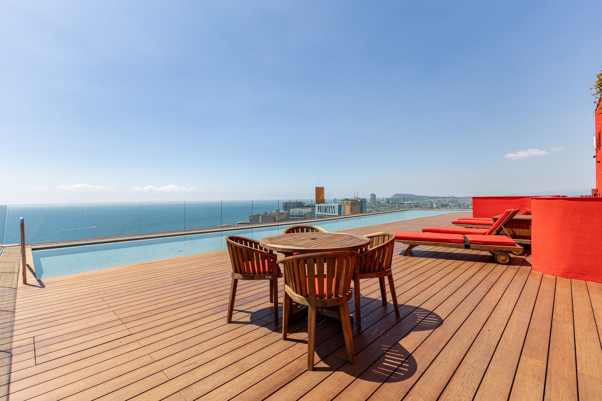 Terraza exterior con comedor y vistas al mar en Barcelona