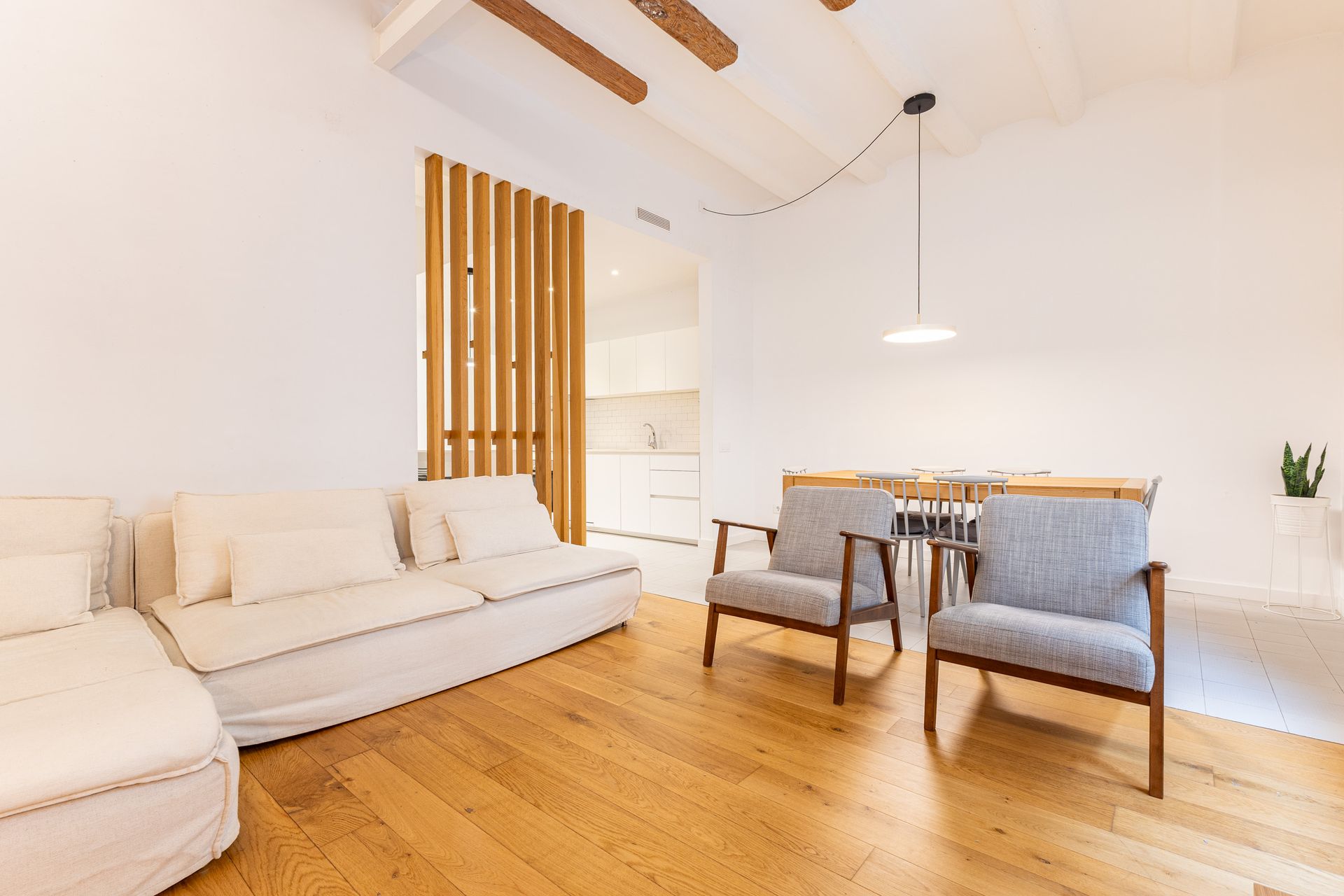 Salón con cocina abierta en piso reformado de Poble-sec, Barcelona