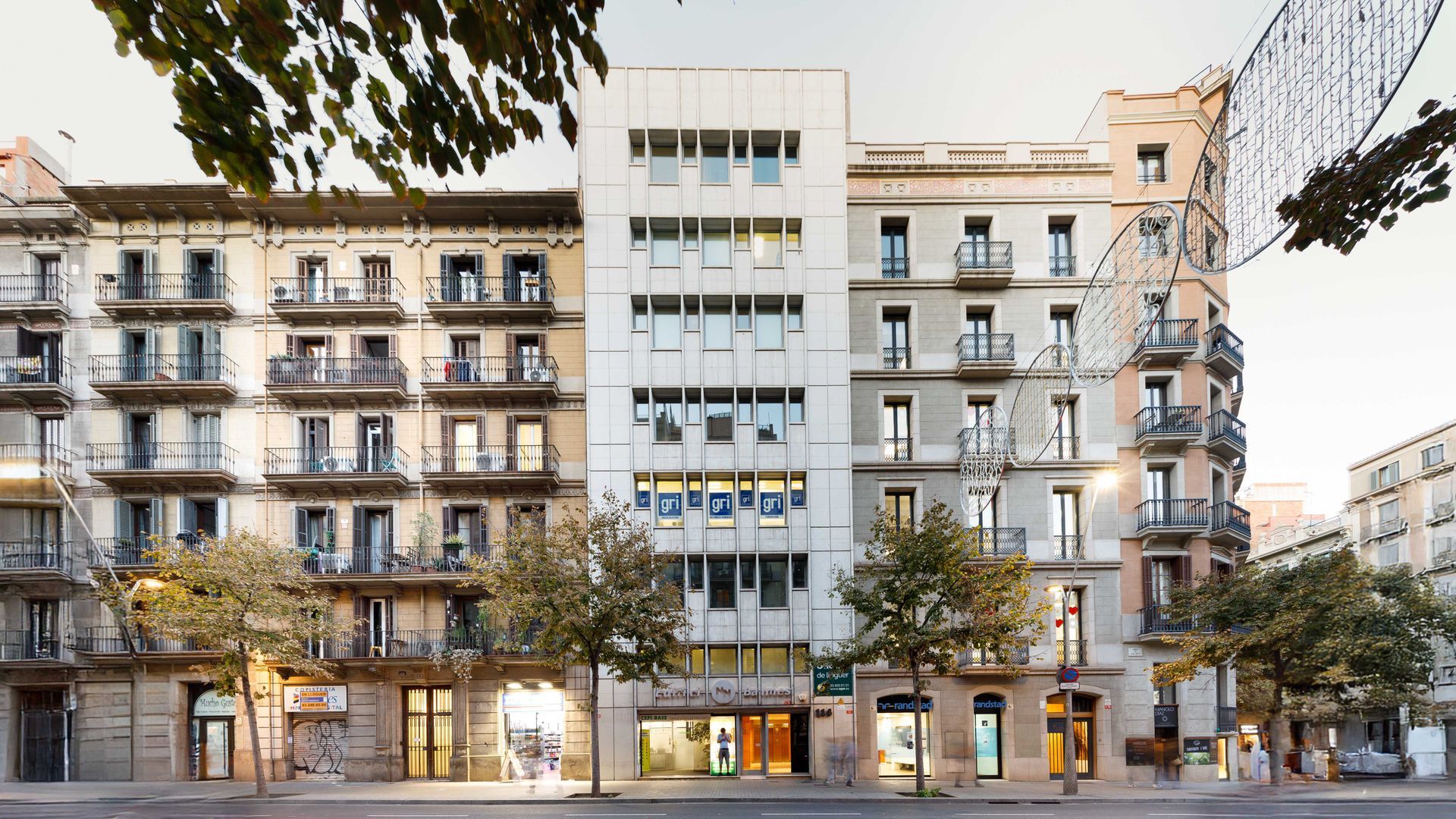 Fachada de edificio residencial fotografiada en Barcelona