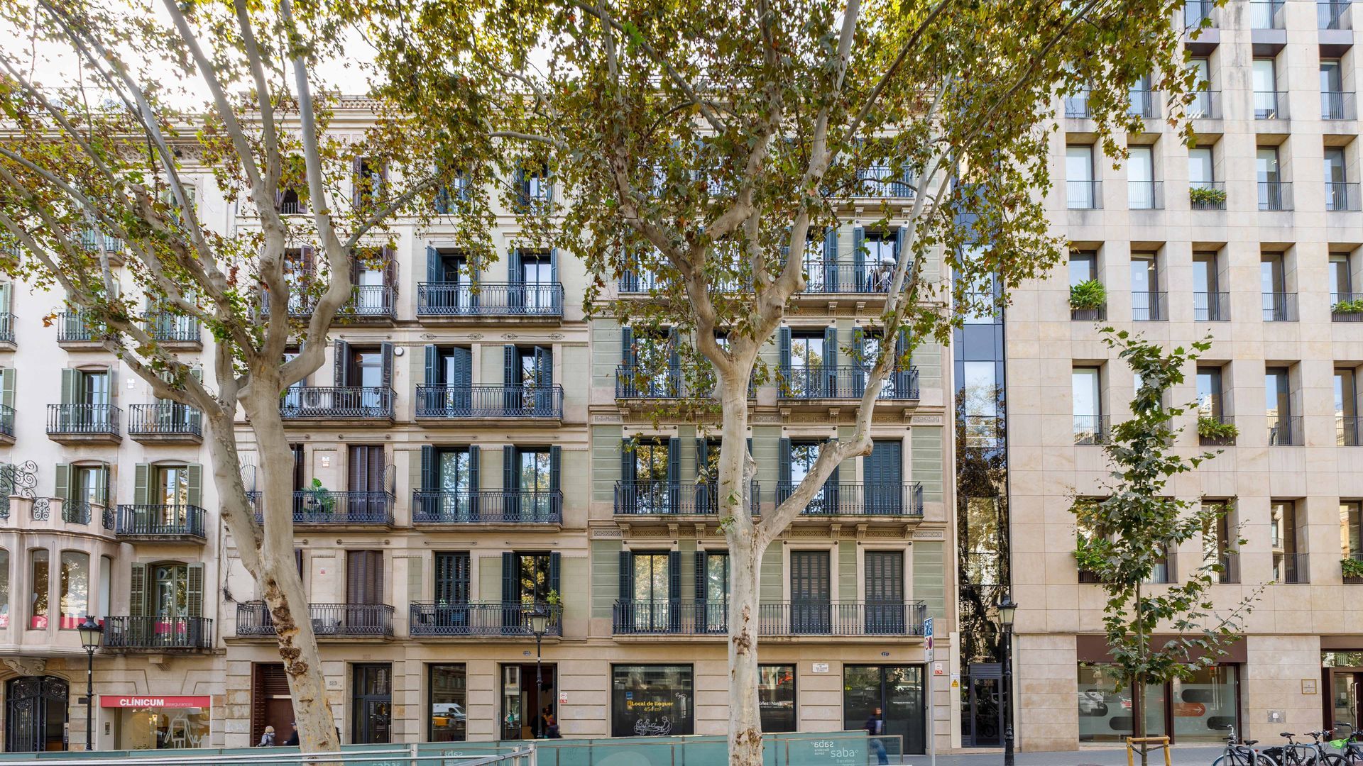 Fachada clásica de edificio residencial en Barcelona