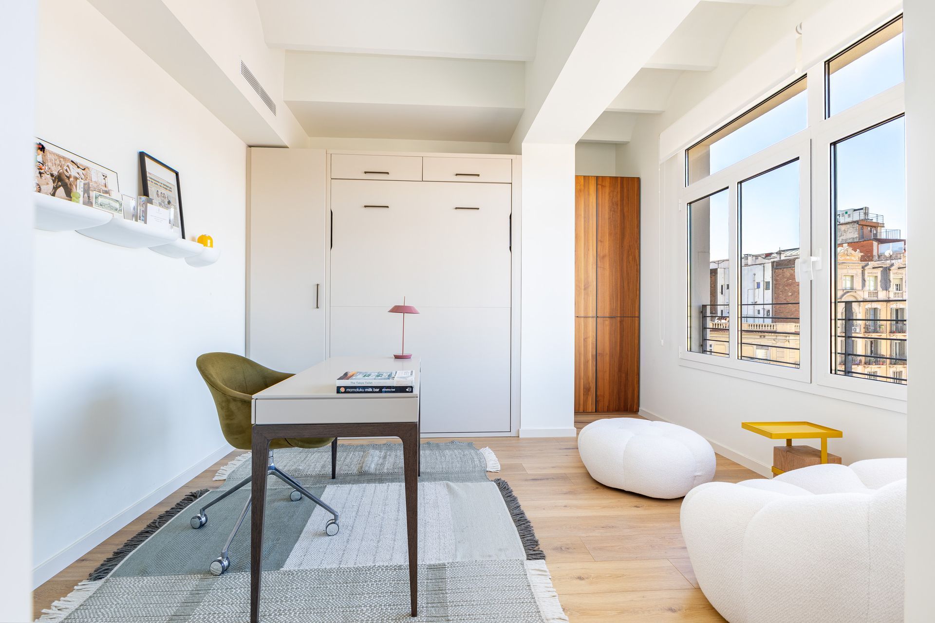 Fotografía inmobiliaria de espacio abierto con zona de trabajo en Barcelona