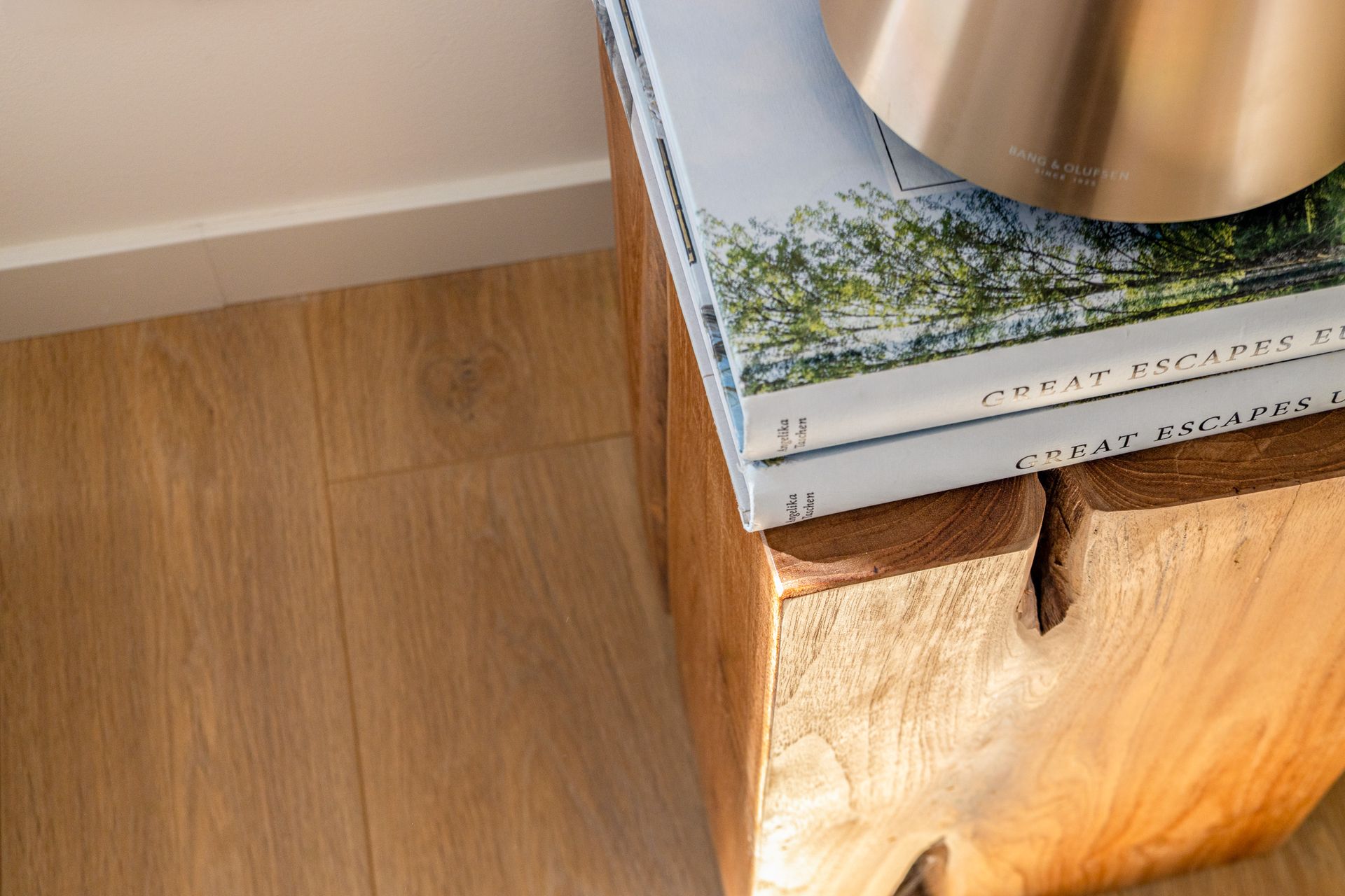 Fotografía inmobiliaria de detalle interior con suelo de madera en Barcelona
