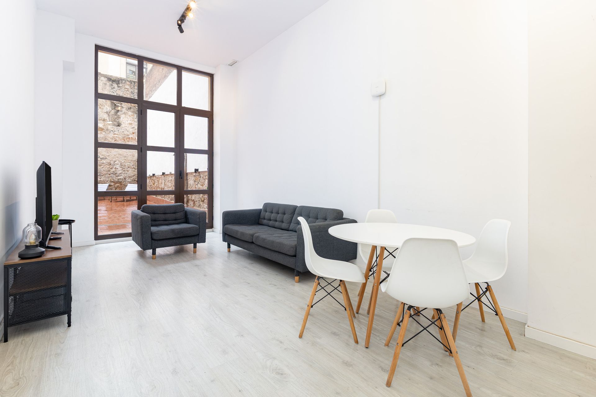 Salón con patio privado en piso del Raval, Barcelona