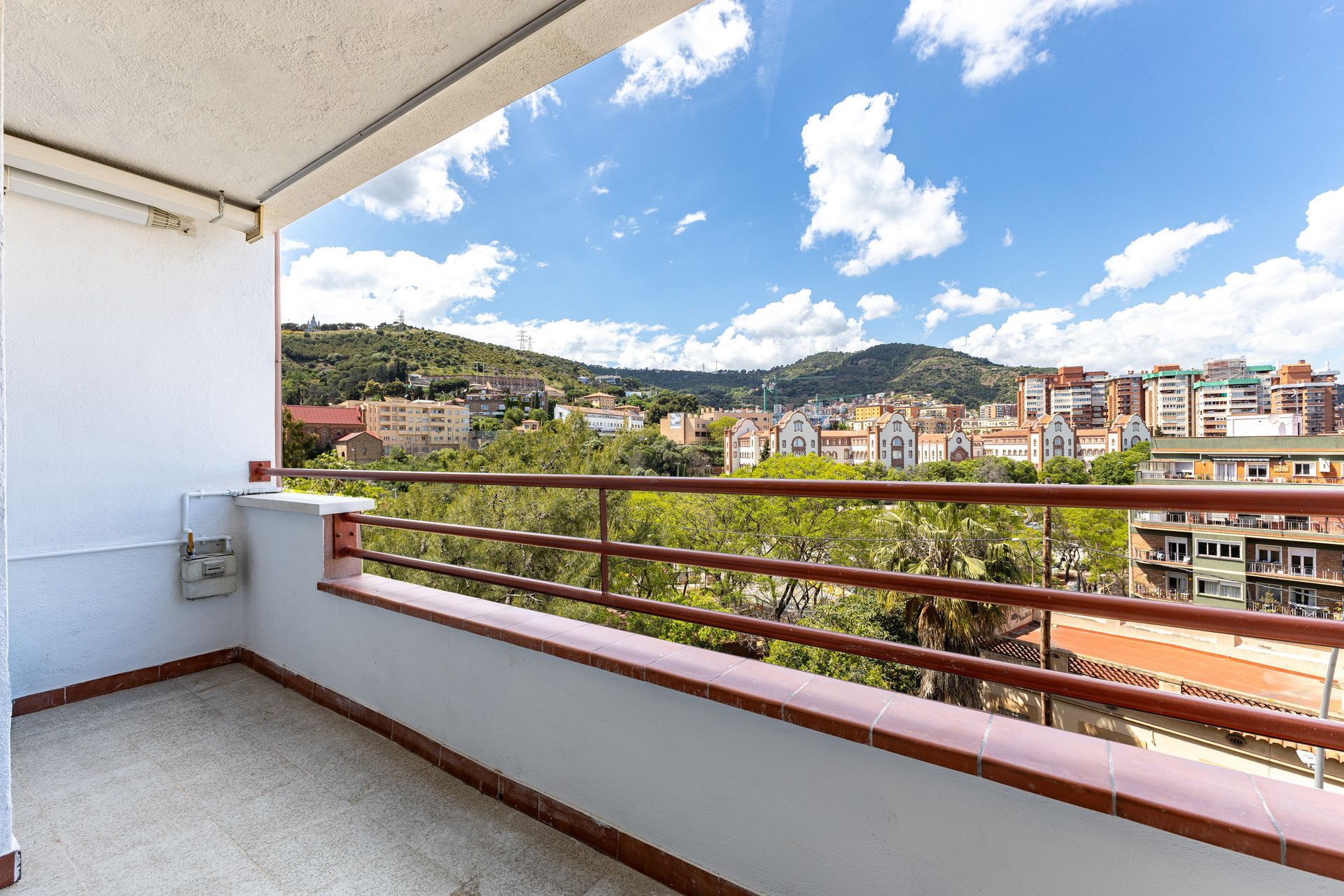 Terraza con vistas despejadas en piso para reformar en Barcelona