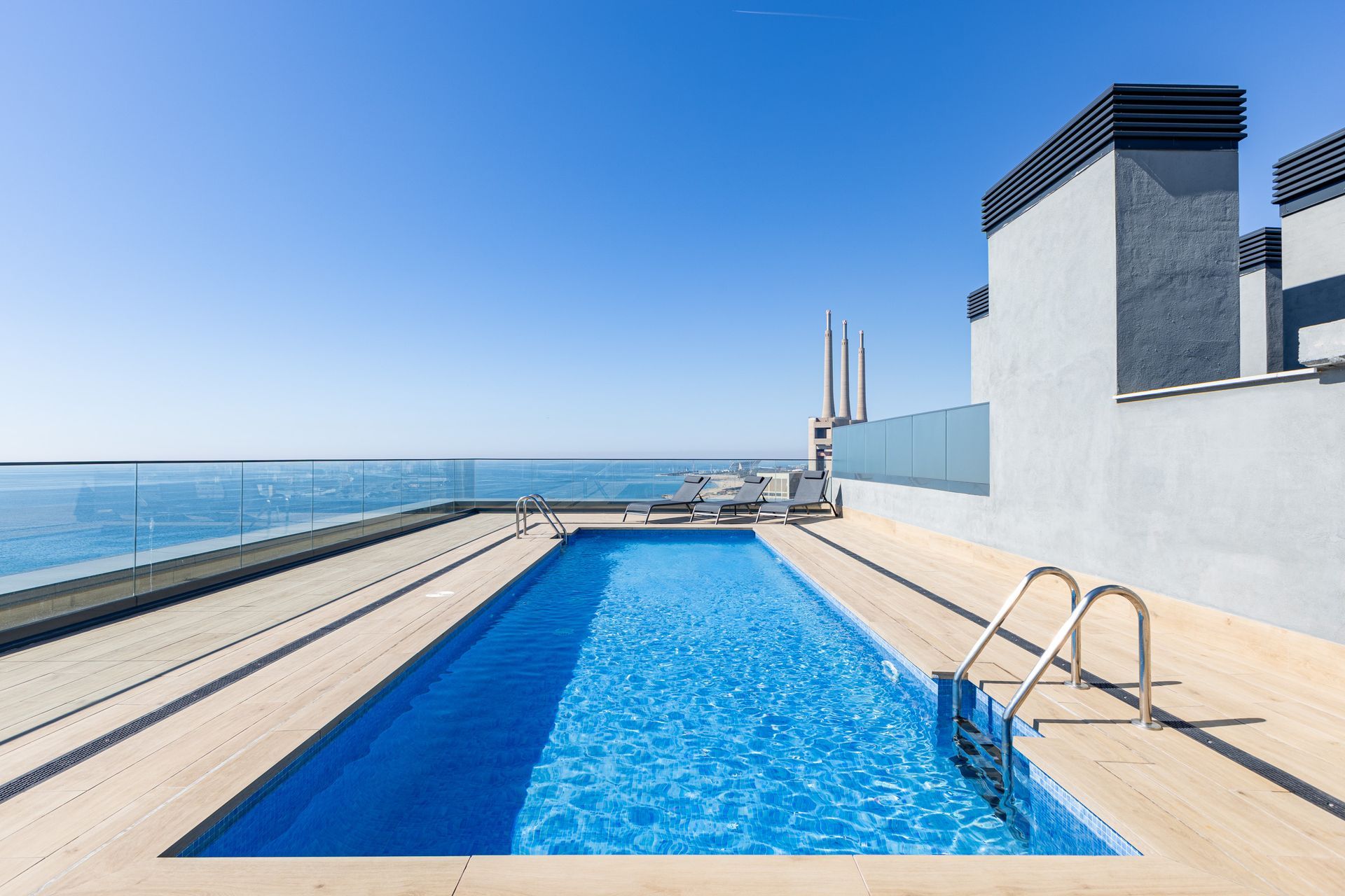 Piscina comunitaria con vistas al mar en edificio residencial de Badalona
