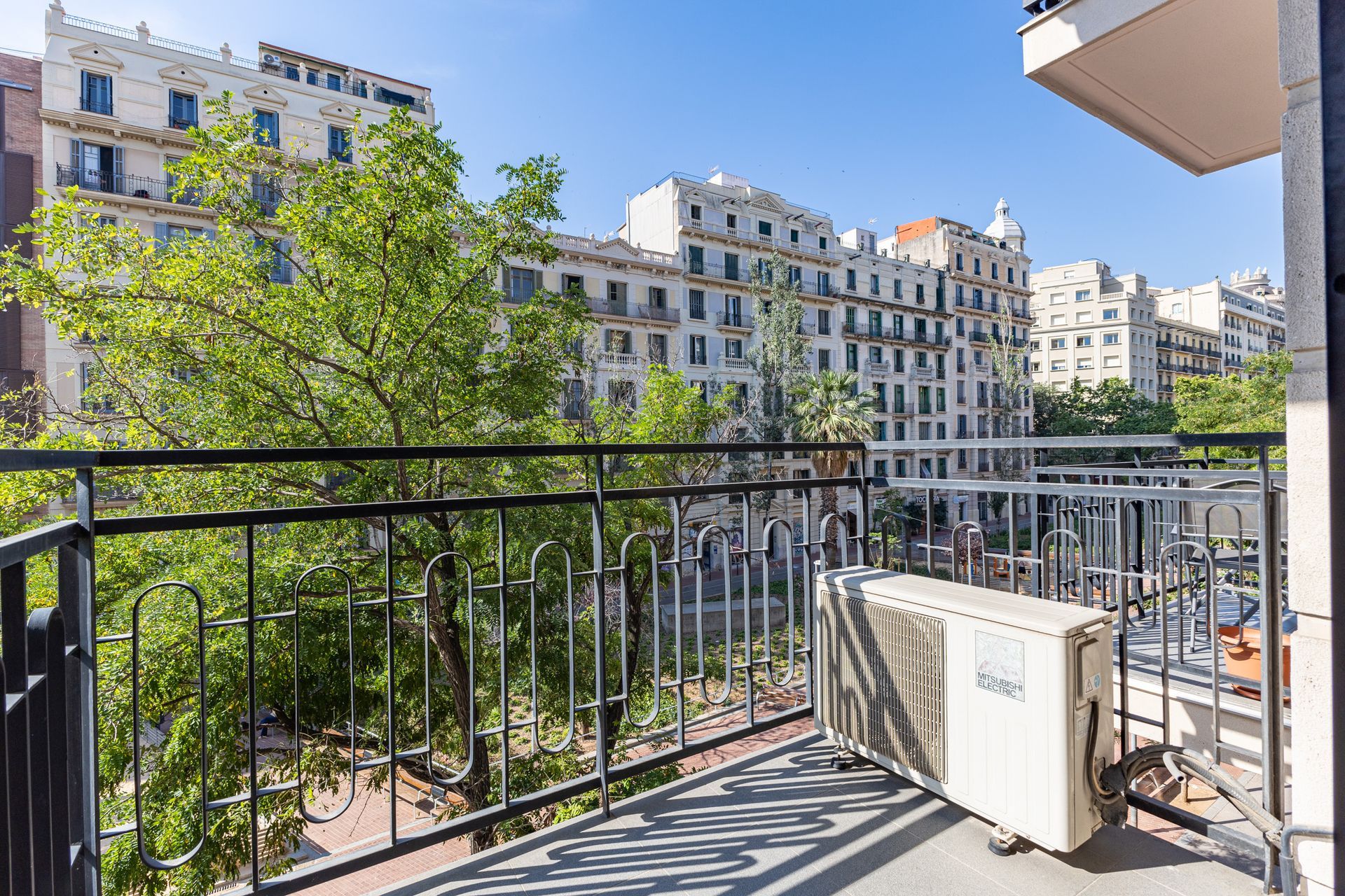 Balcón con vistas en piso del Eixample de Barcelona