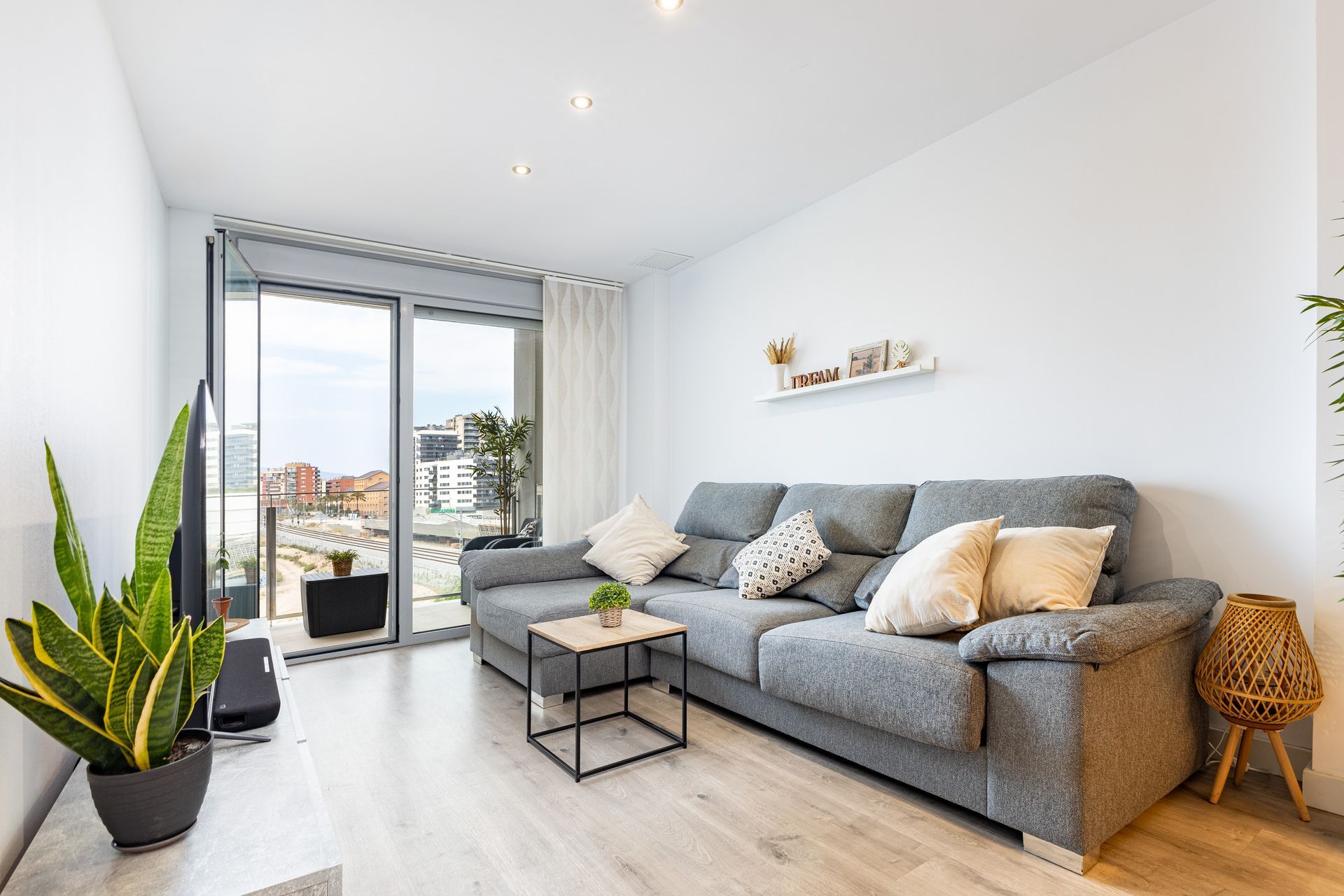 Salón moderno con terraza en piso de Badalona