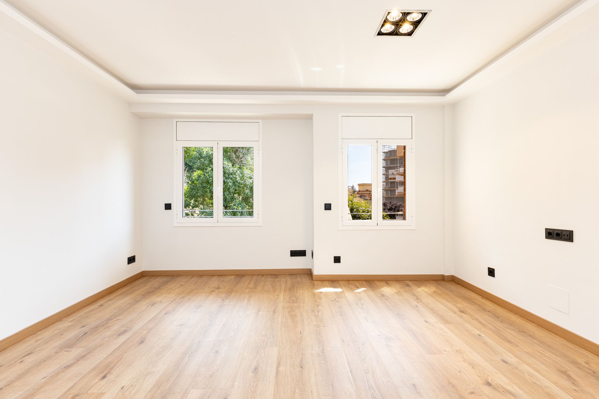 Salón amplio y luminoso de vivienda reformada en Barcelona