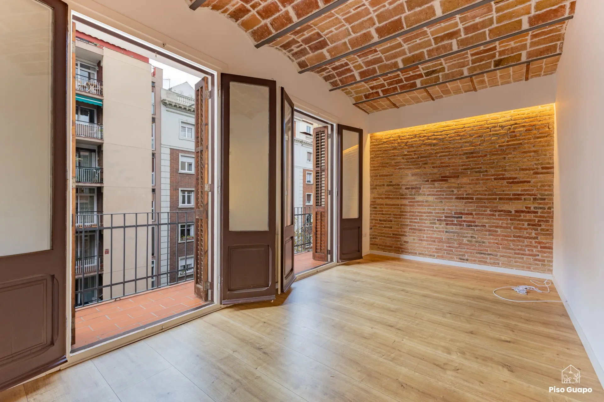 Fotografía inmobiliaria de salón con vuelta catalana en Barcelona