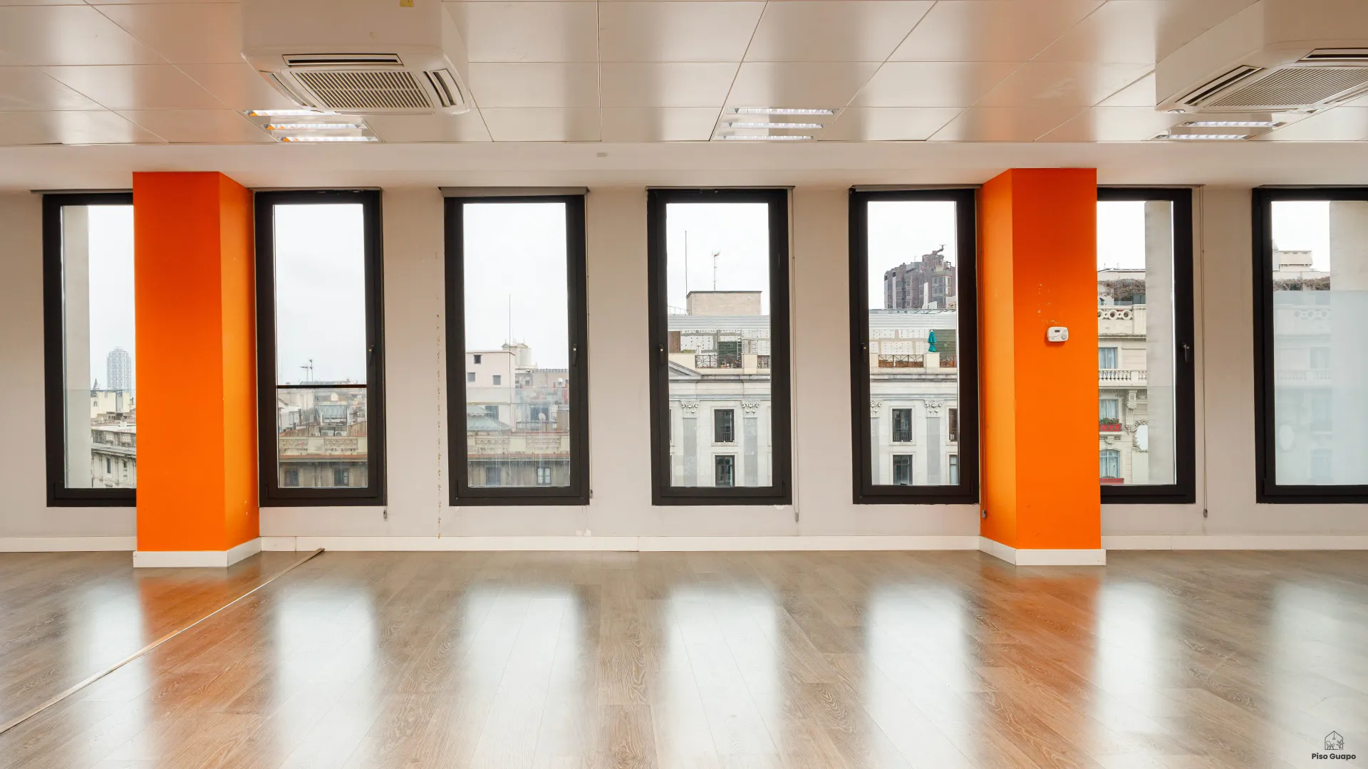 Fotografía inmobiliaria de oficina con vistas panorámicas en Barcelona