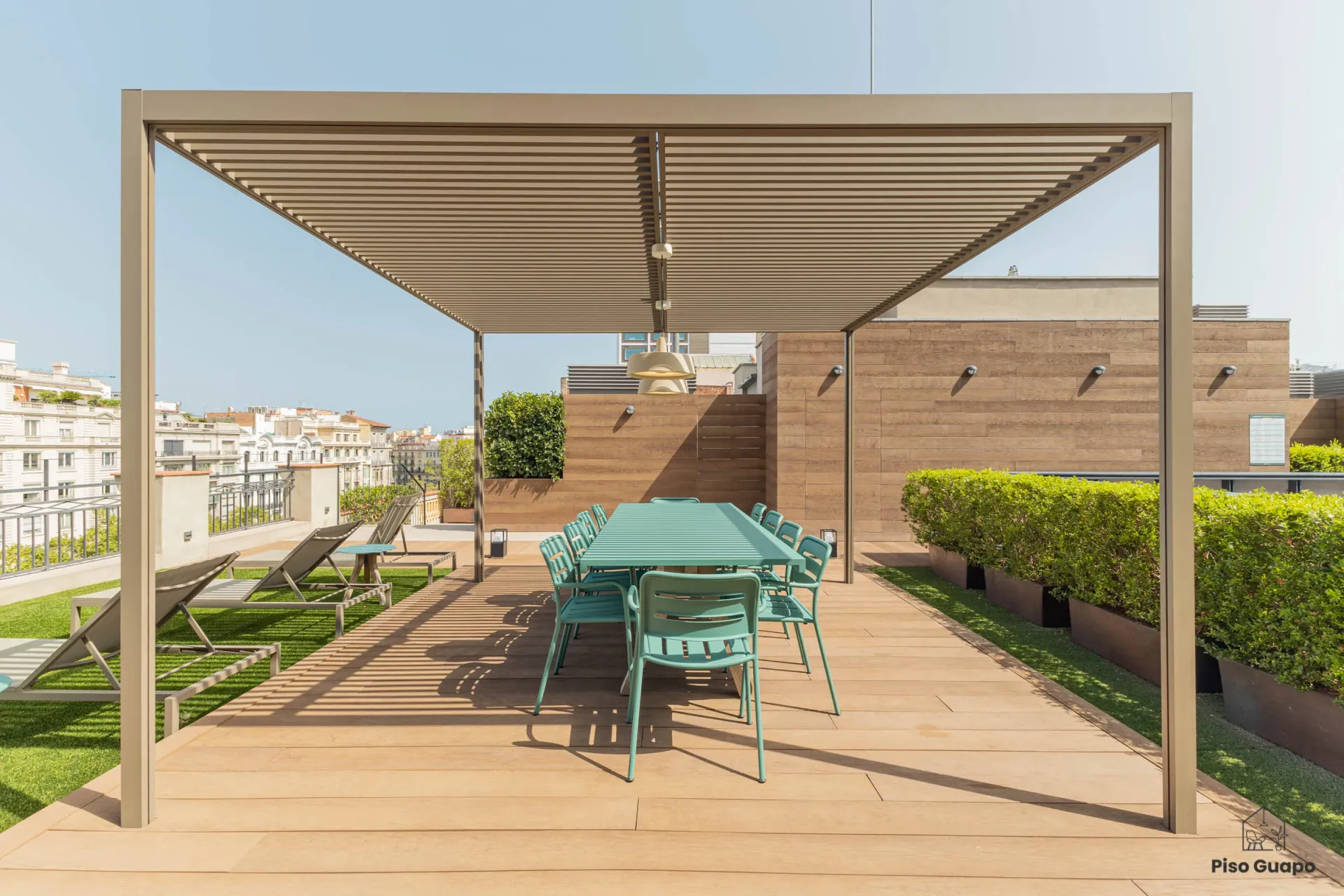 Fotografía inmobiliaria de terraza privada con comedor exterior en Barcelona