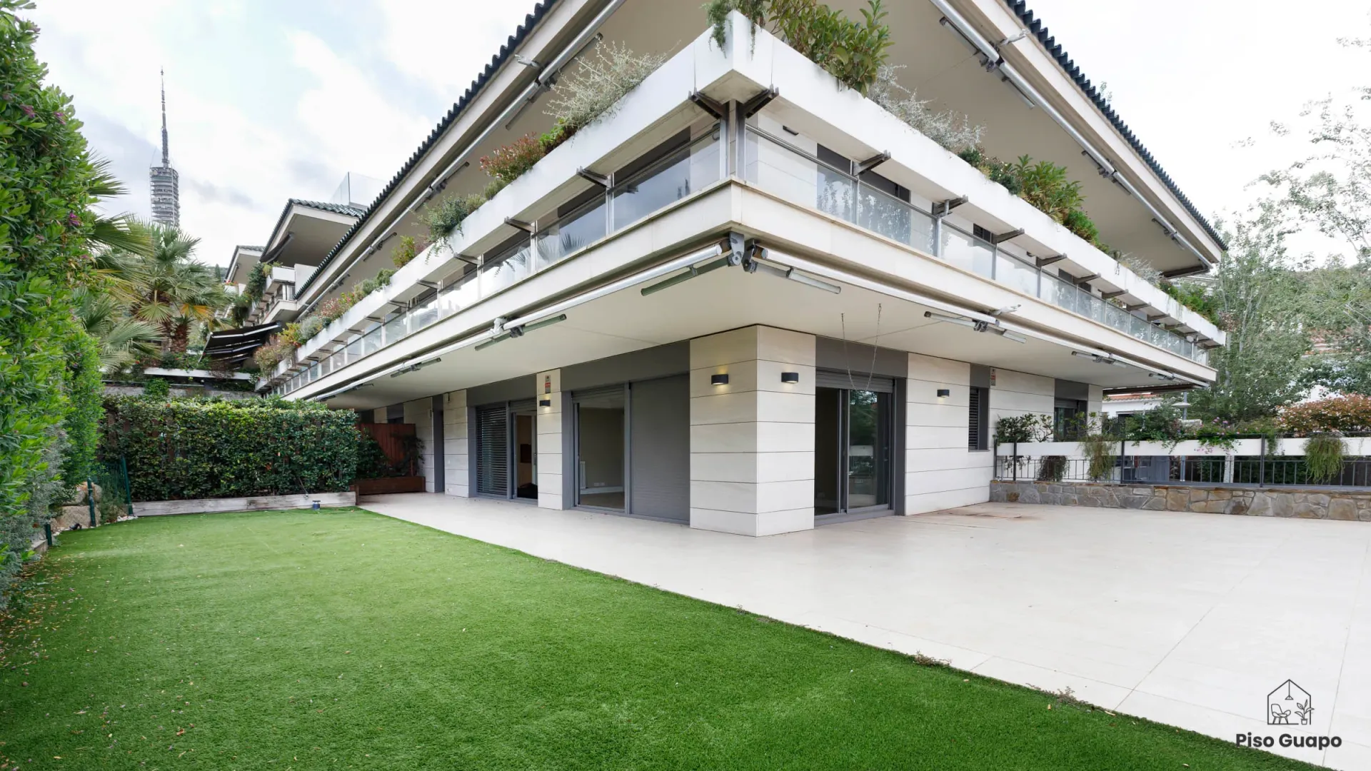 Fotografía arquitectónica de edificio residencial contemporáneo en Barcelona