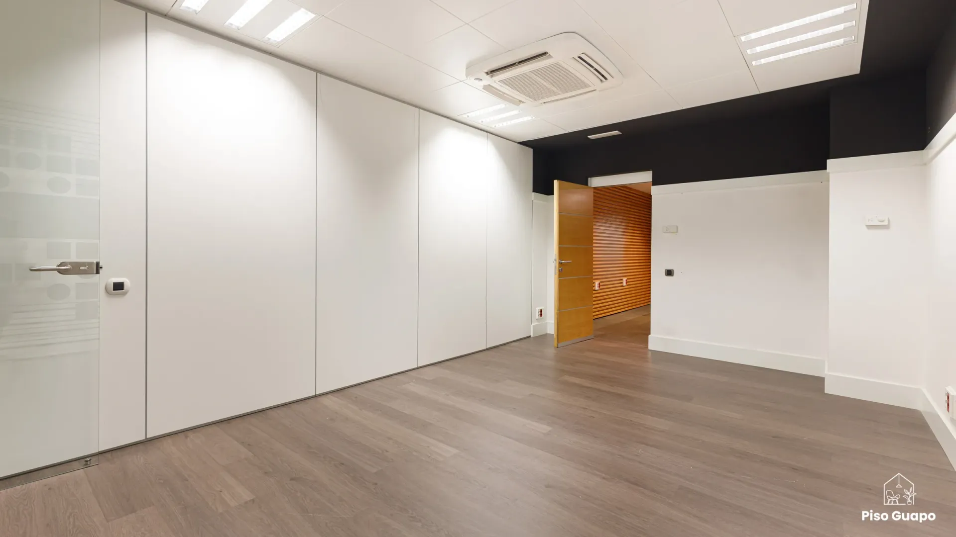 Fotografía inmobiliaria de oficina moderna en Barcelona