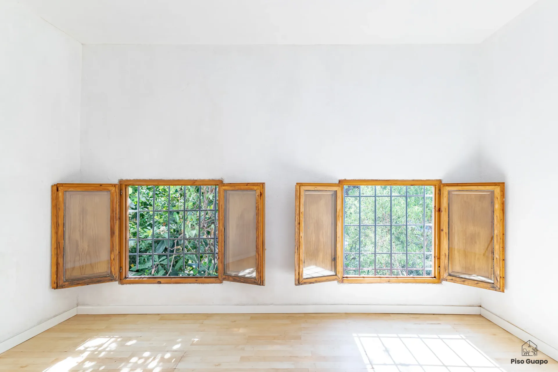 Fotografía inmobiliaria de detalles arquitectónicos y ventanas en Barcelona