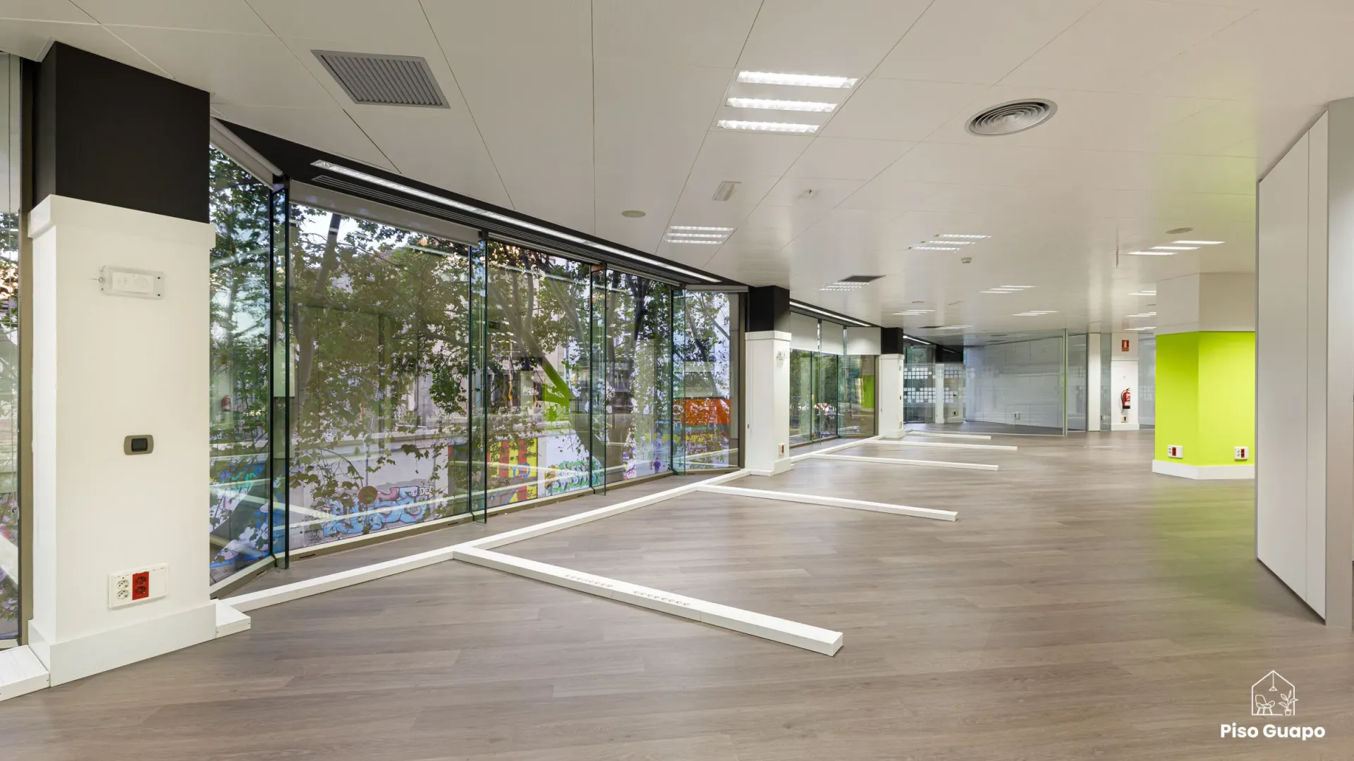 Fotografía inmobiliaria de local comercial con escaparate en Barcelona