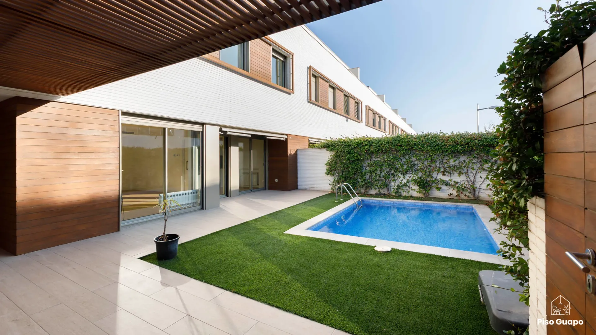 Fotografía inmobiliaria de vivienda con piscina privada en Barcelona