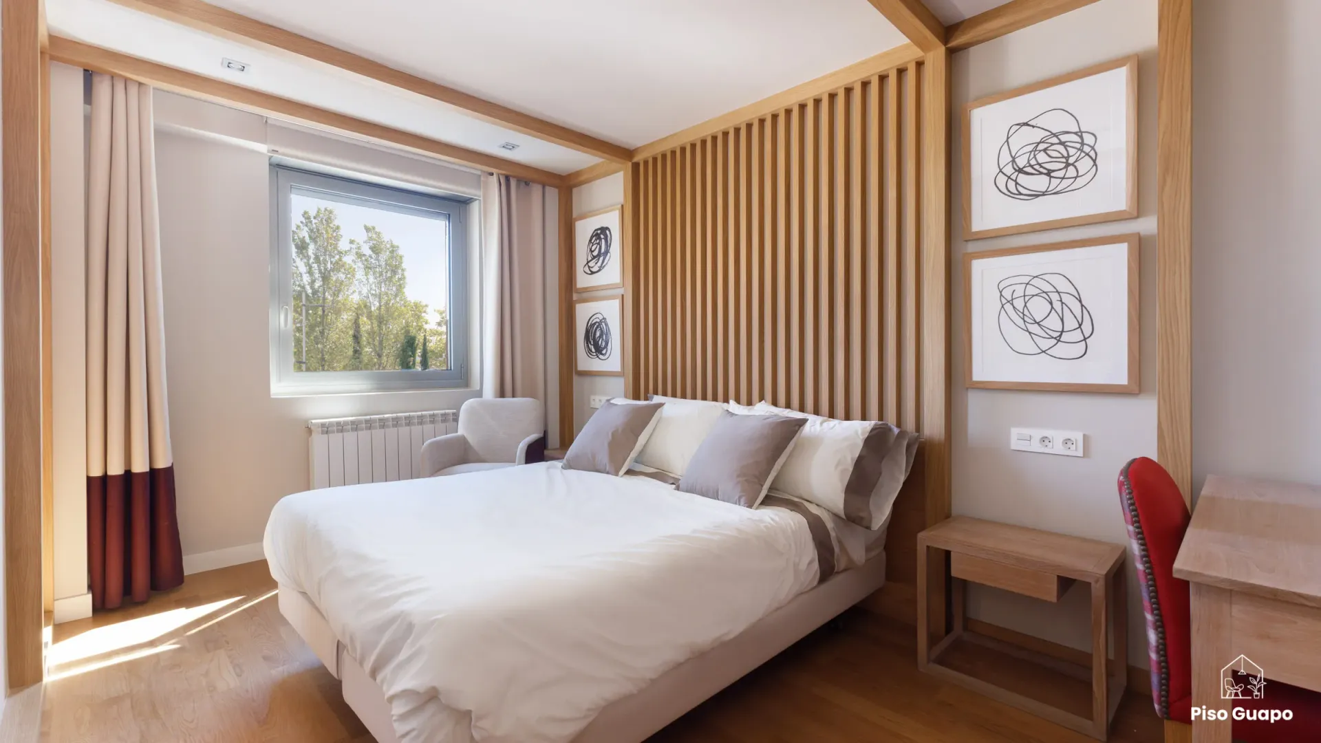 Dormitorio moderno y luminoso con cama doble, decoración en madera y ventanal con vista exterior