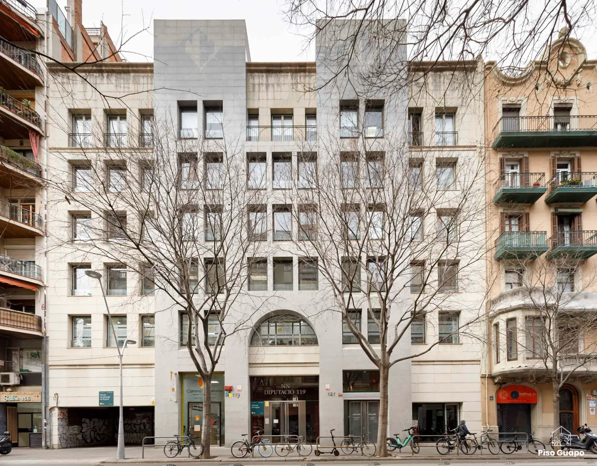 Fotografía arquitectónica de edificio residencial en Barcelona