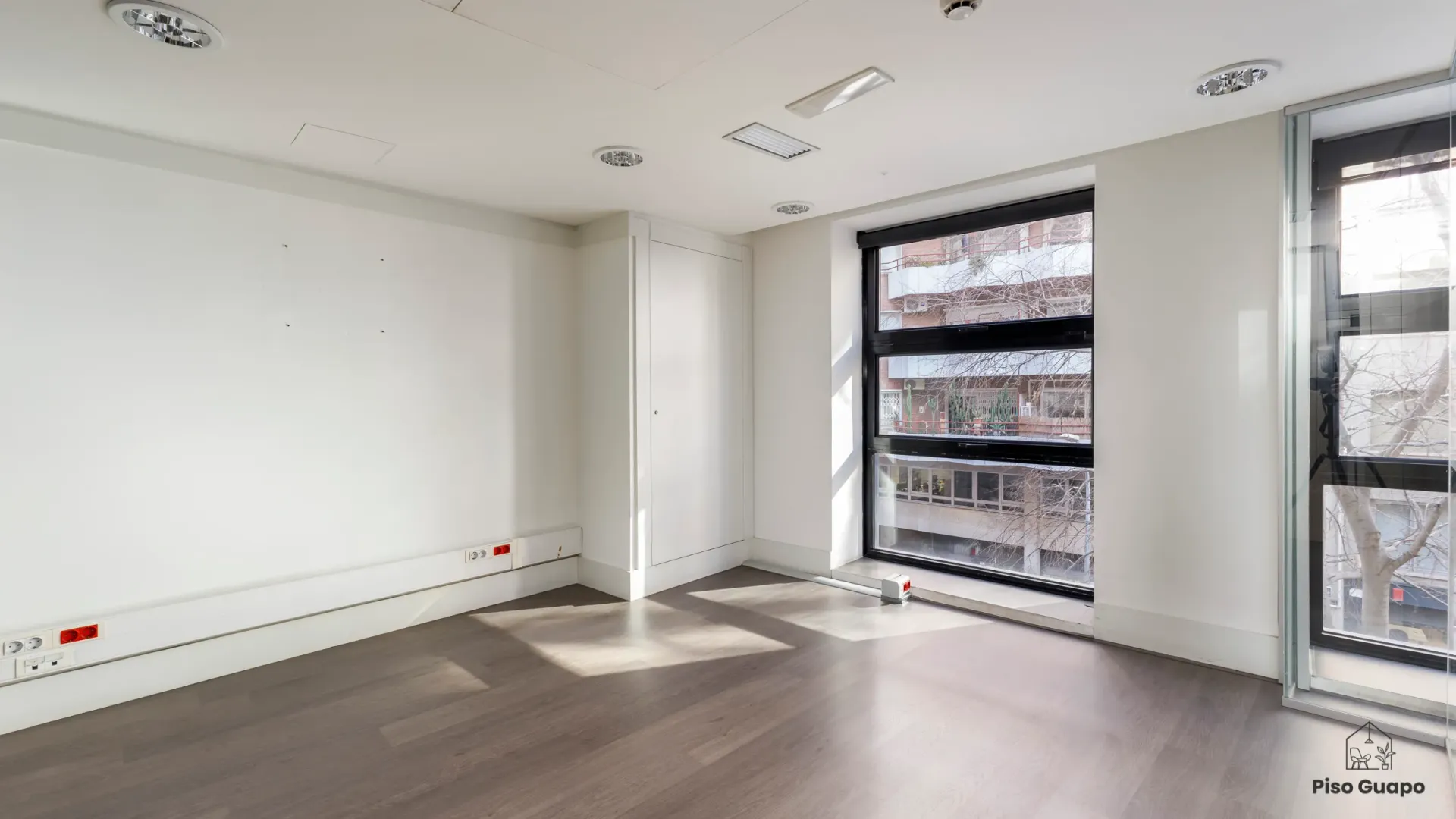 Fotografía inmobiliaria de oficina con luz natural en Barcelona