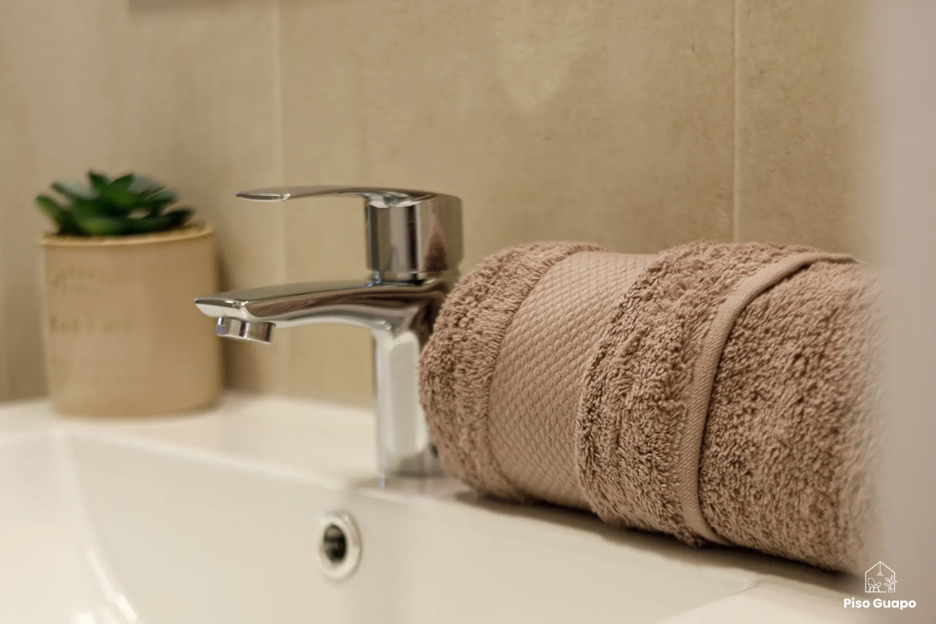 Fotografía inmobiliaria de baño reformado en Barcelona