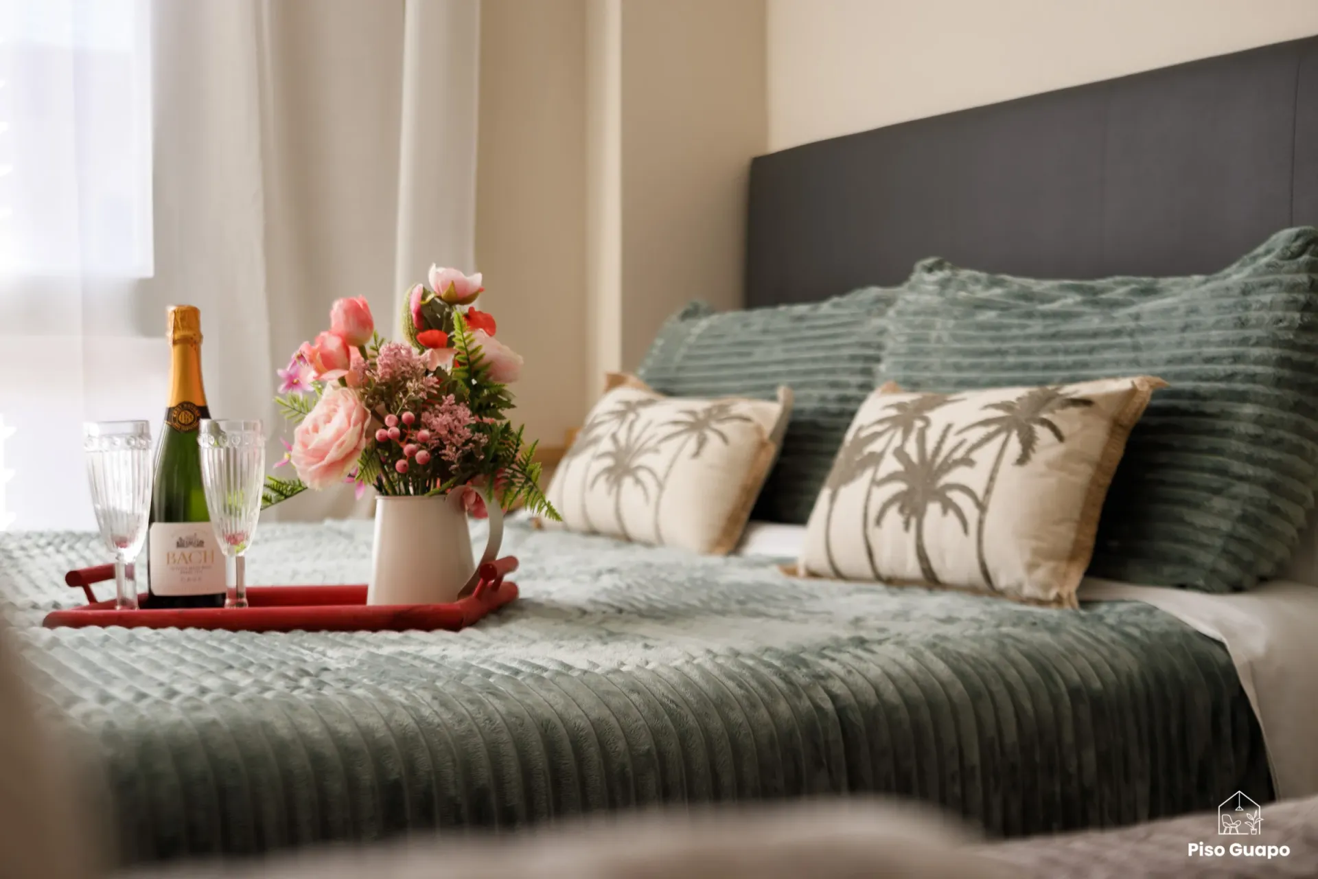 Fotografía inmobiliaria de dormitorio decorado para venta en Barcelona
