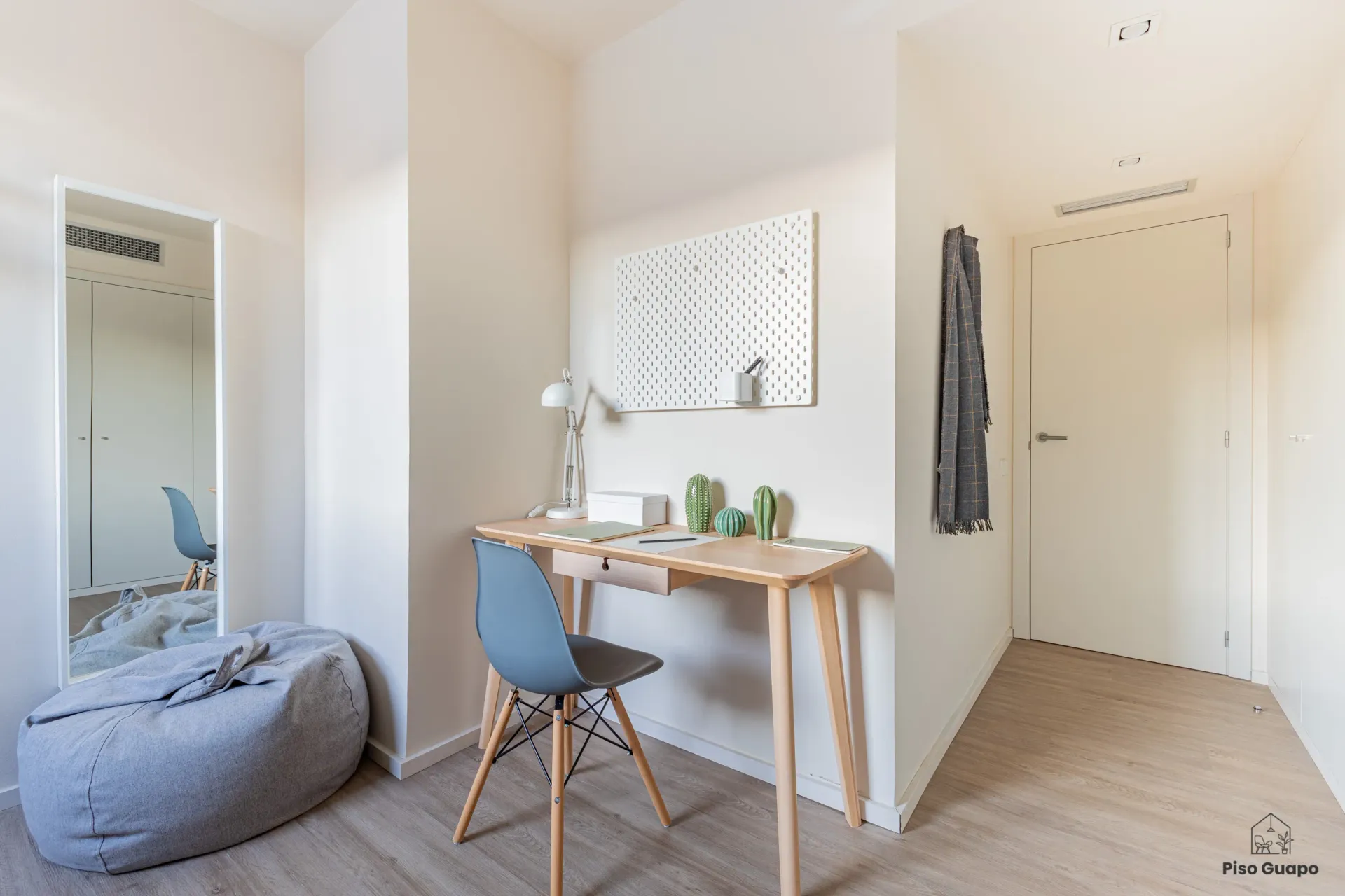 Fotografía inmobiliaria de dormitorio con zona de estudio en Barcelona