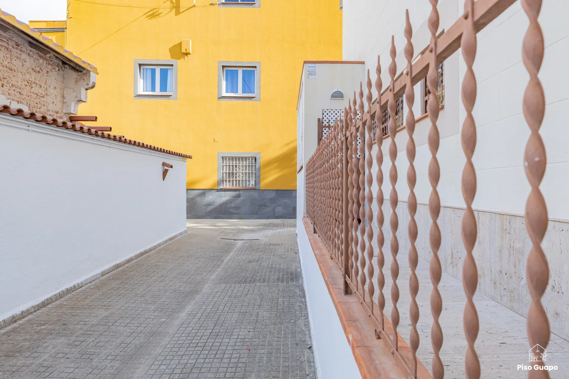 Fotografía inmobiliaria de acceso exterior a vivienda en Barcelona
