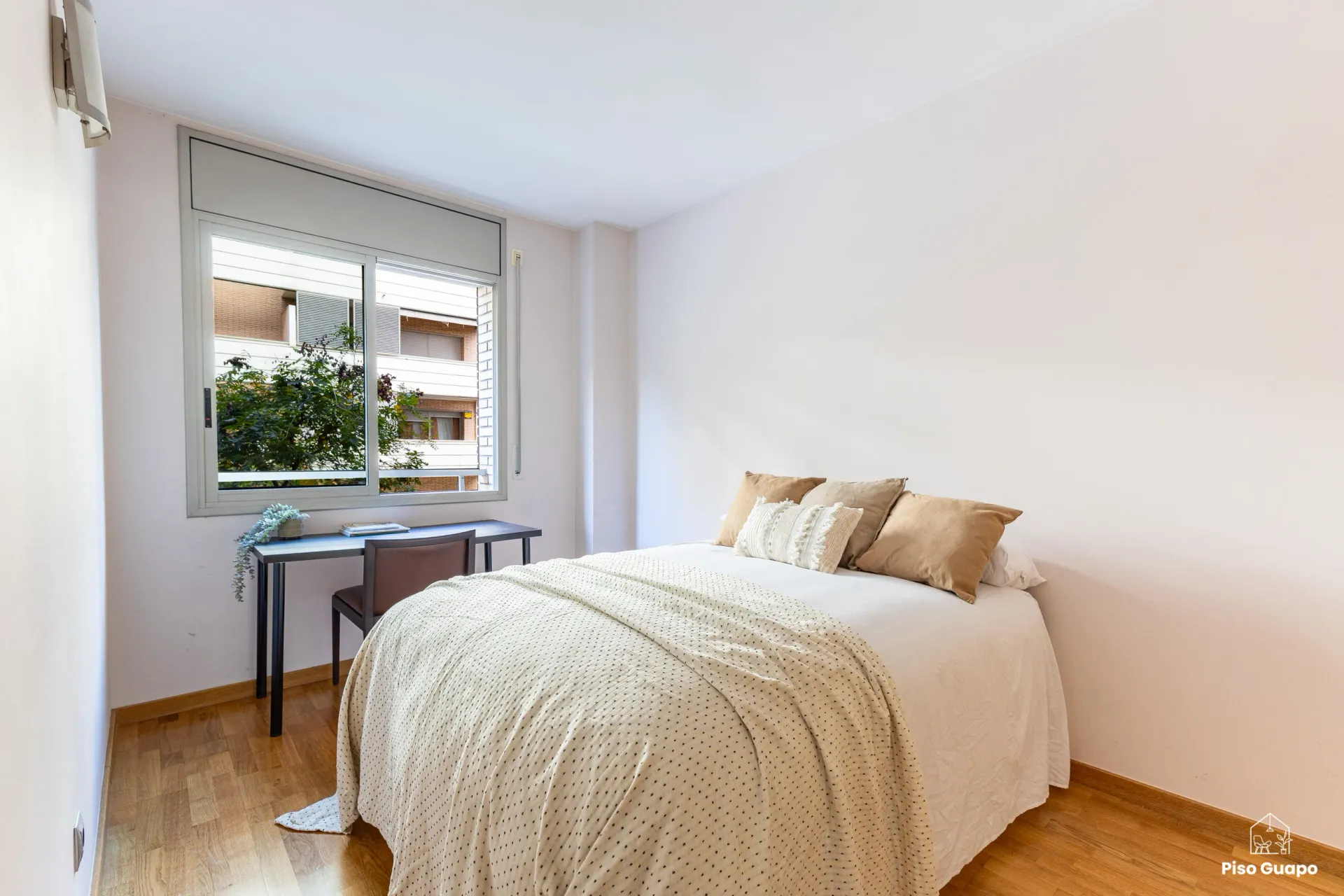 Fotografía inmobiliaria de dormitorio con vistas exteriores en Barcelona