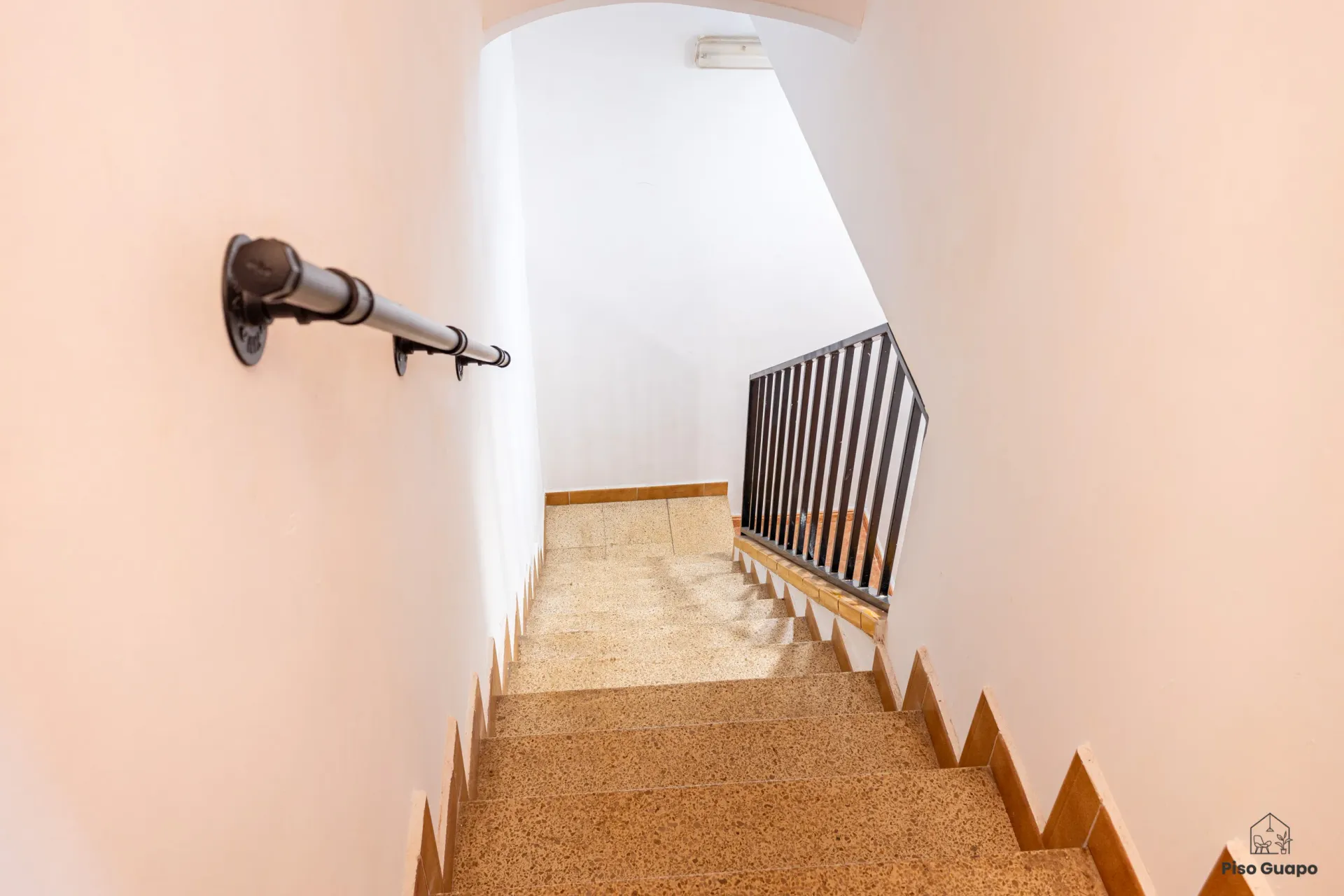 Fotografía inmobiliaria de escalera interior en vivienda de Barcelona