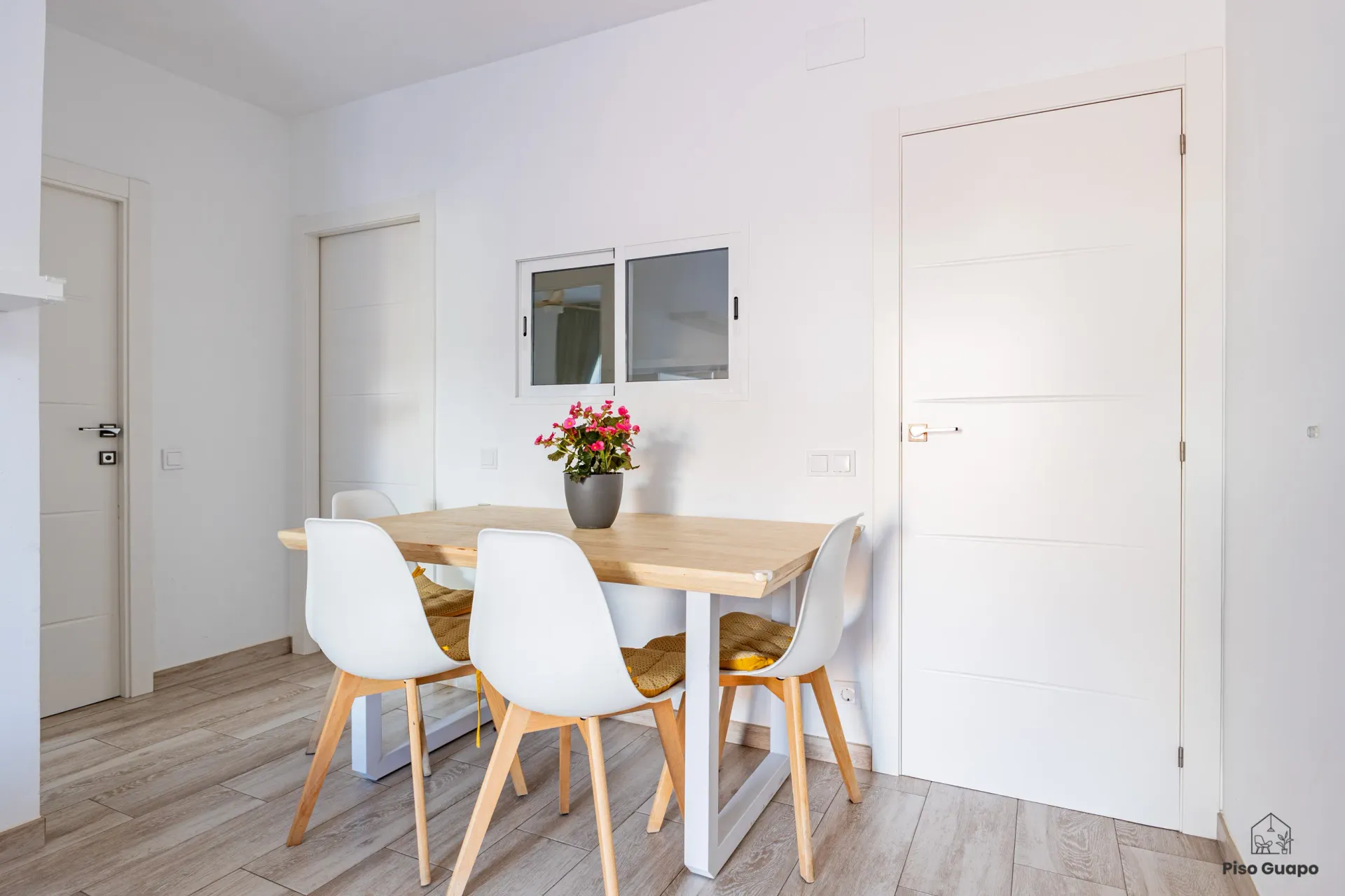 Fotografía inmobiliaria de comedor moderno en Barcelona