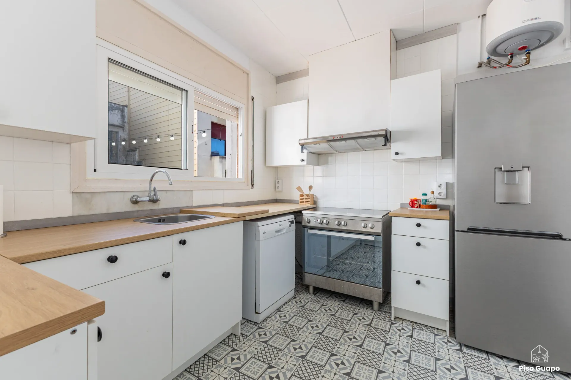 Fotografía inmobiliaria de cocina equipada en Barcelona