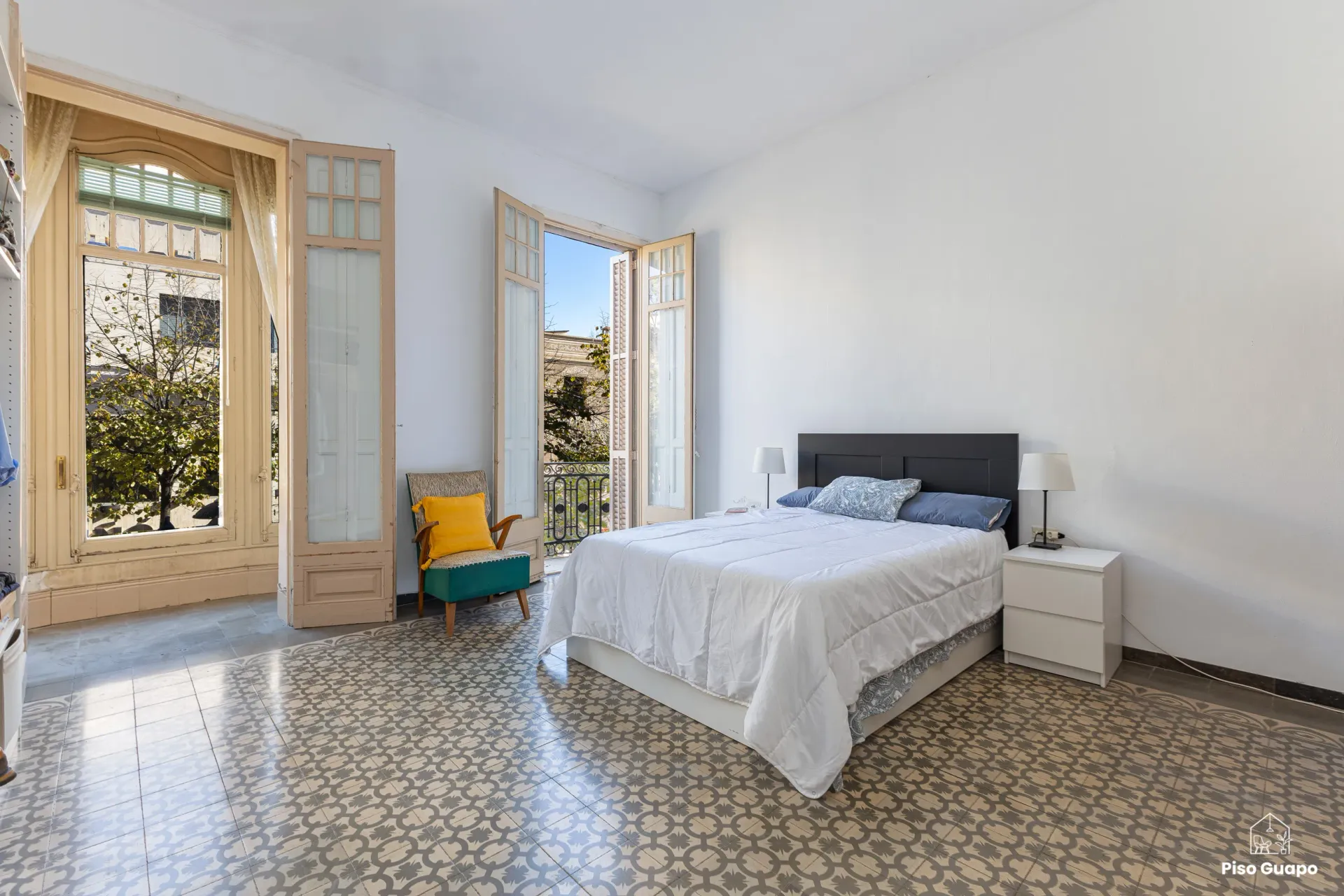 Fotografía inmobiliaria de dormitorio con suelo hidráulico en Barcelona
