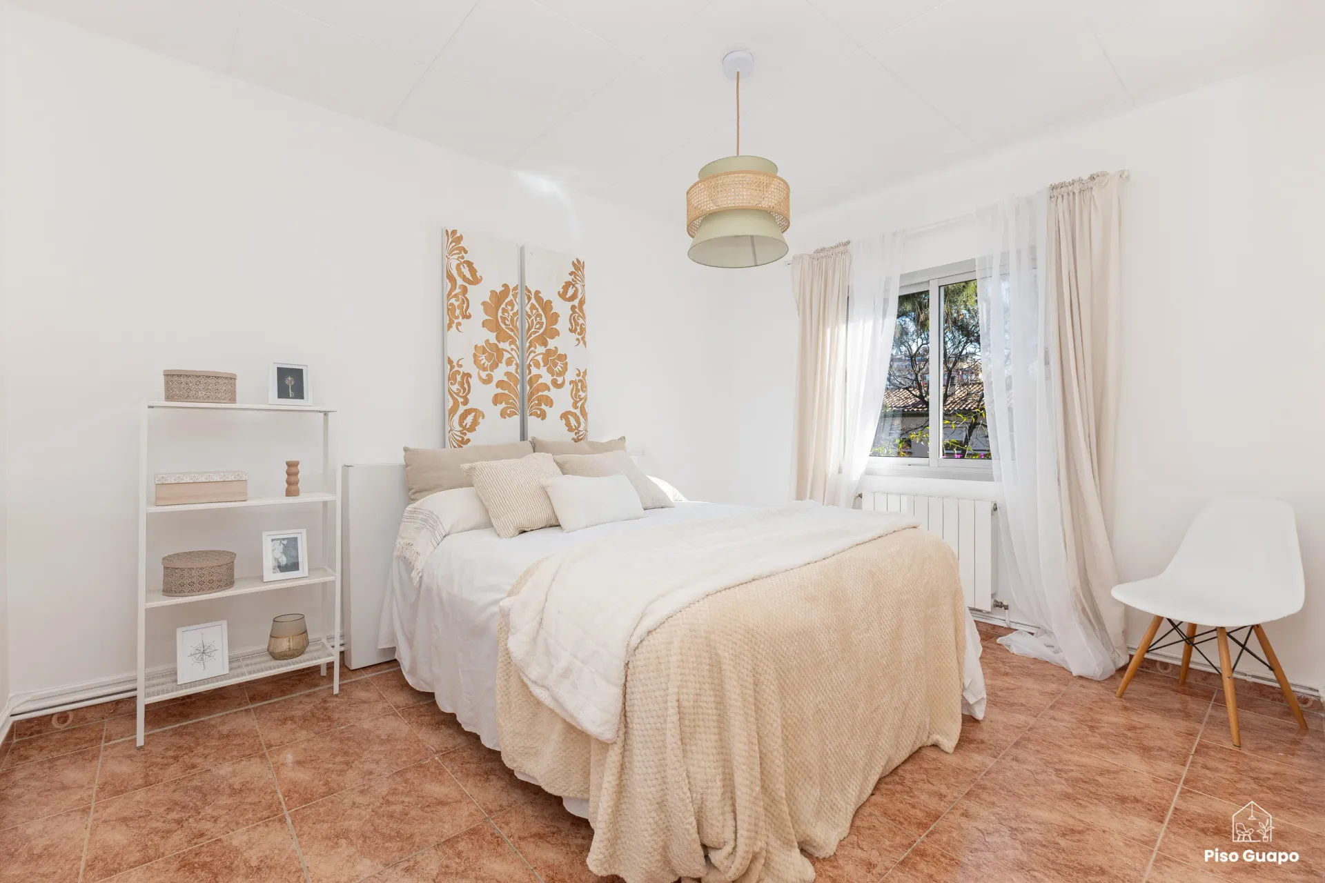 Fotografía inmobiliaria de dormitorio principal luminoso en Barcelona