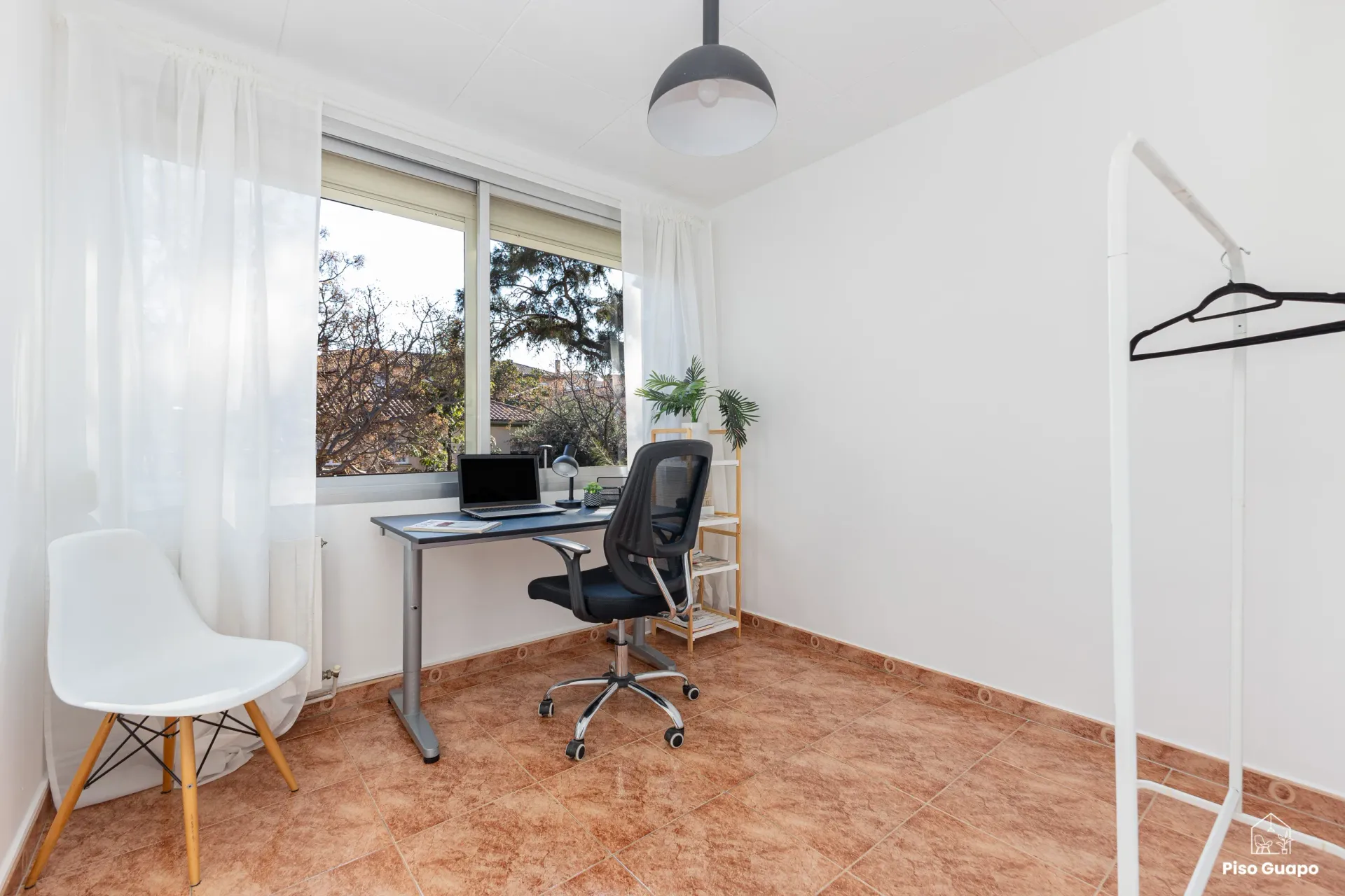 Fotografía inmobiliaria de despacho o habitación multifuncional en Barcelona